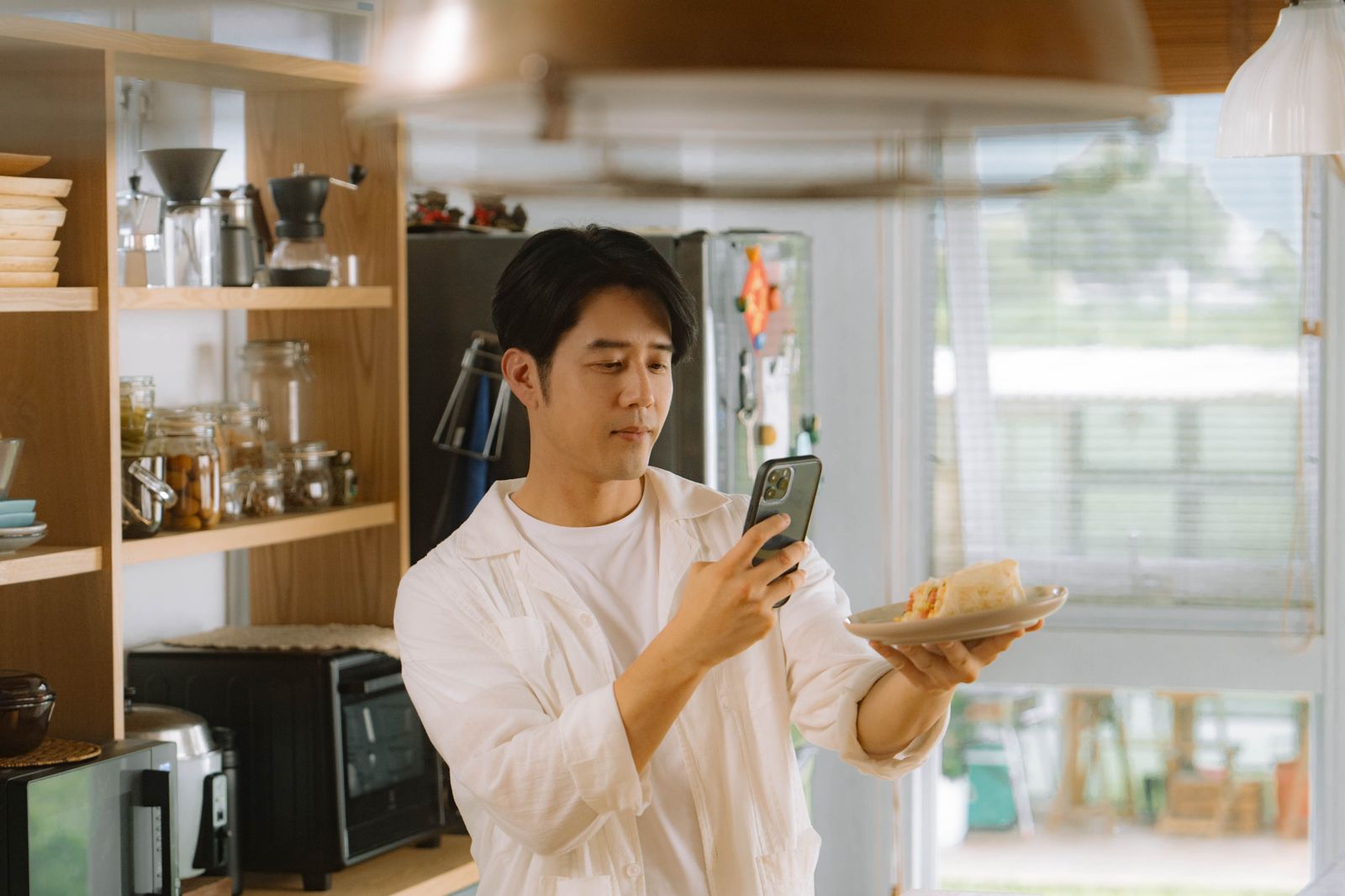 胡宇威在民宿中將端出各種好料迎接客人。公視+