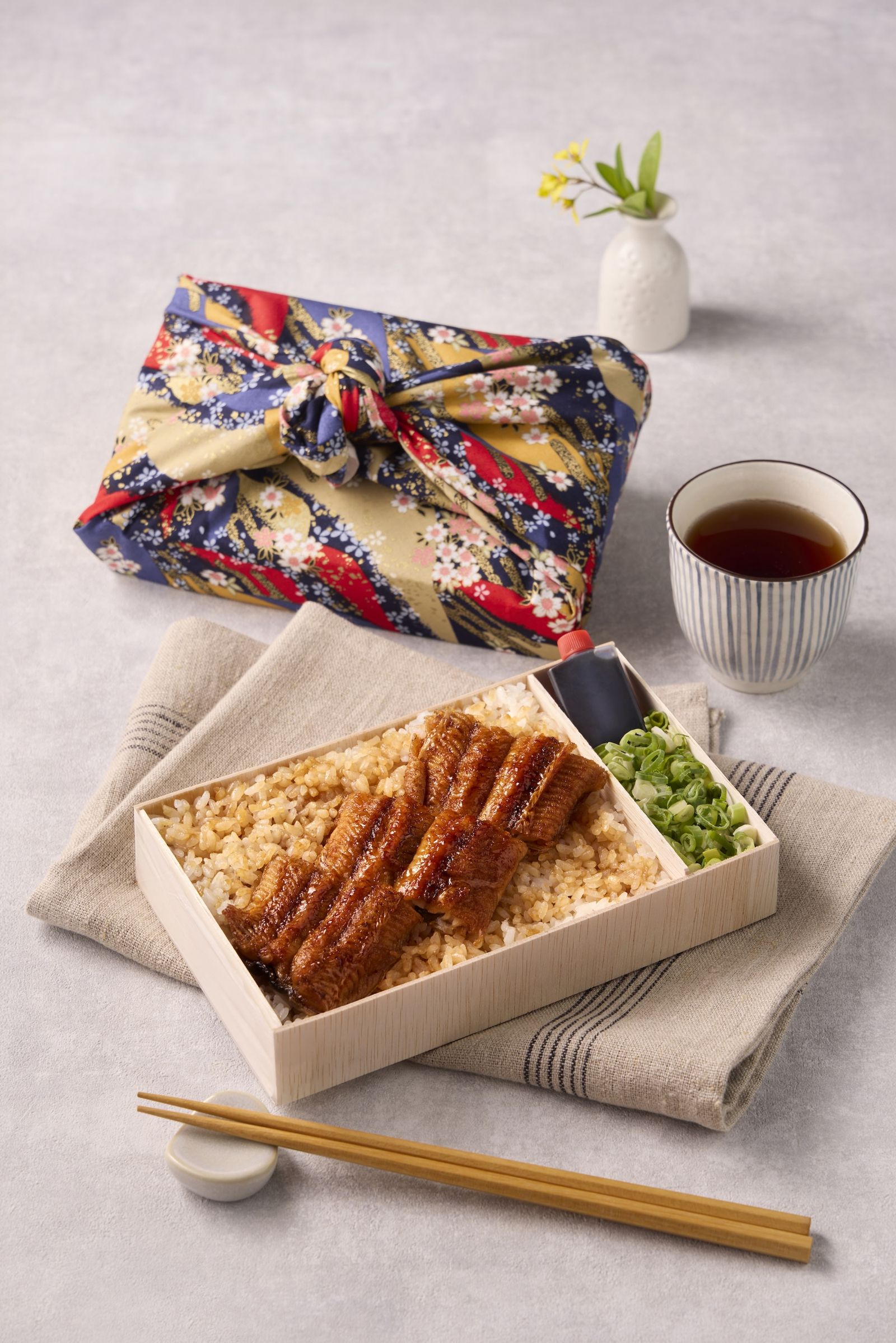 「鰻丼」鰻魚祕製醬汁反覆浸透、火烤,集結著直火凝縮而來的酥脆與柔嫩。(680元/小份,うなぎ四代目菊かわ供圖)