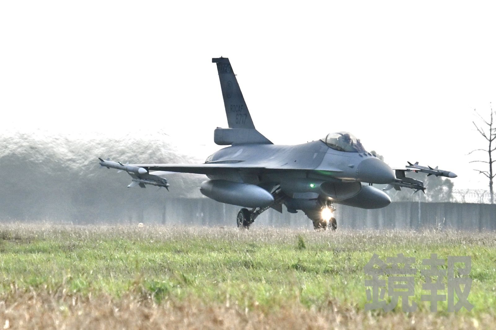 F-16戰機返場擦撞路燈 空軍:將依規定賠償、復原