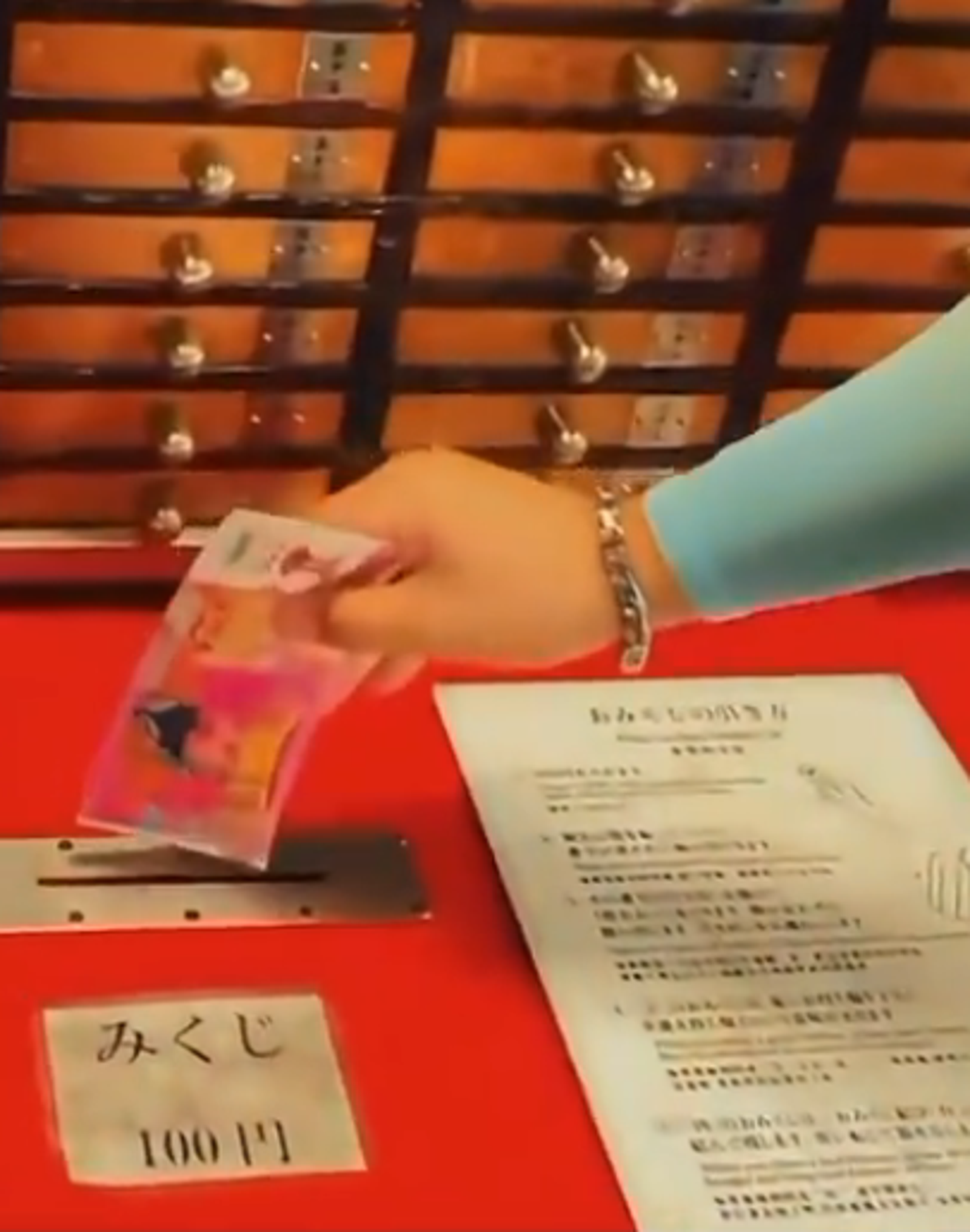 中國男淺草寺投冥紙求籤，遭網友砲轟。圖／翻攝自Ｘ