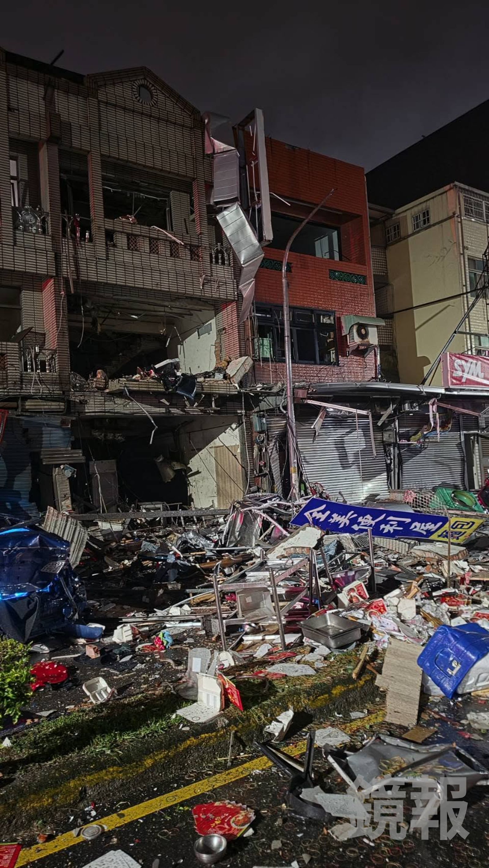 氣爆威力驚人，透天建物嚴重受損，現場一片狼藉，滿地碎片。翻攝fb許修睿
