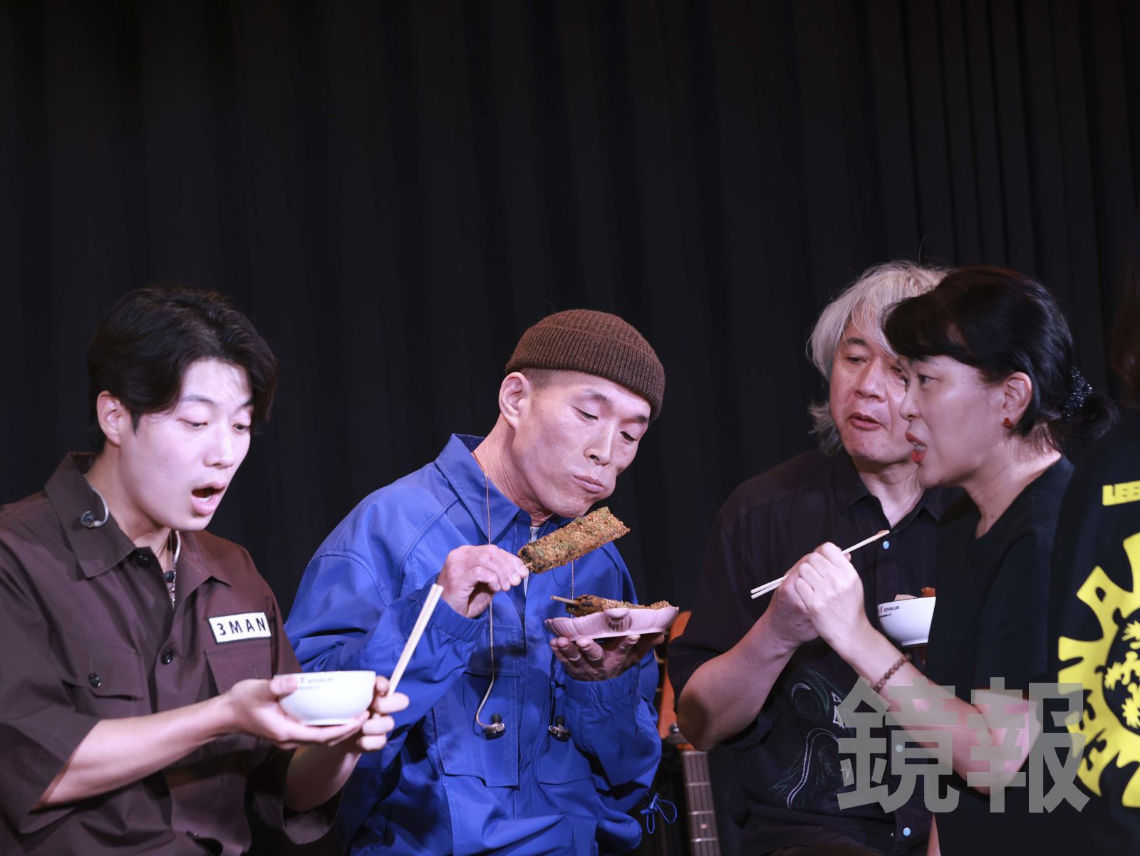 男主唱安二鎬吃豬血糕吃得津津有味。劉耀勻攝