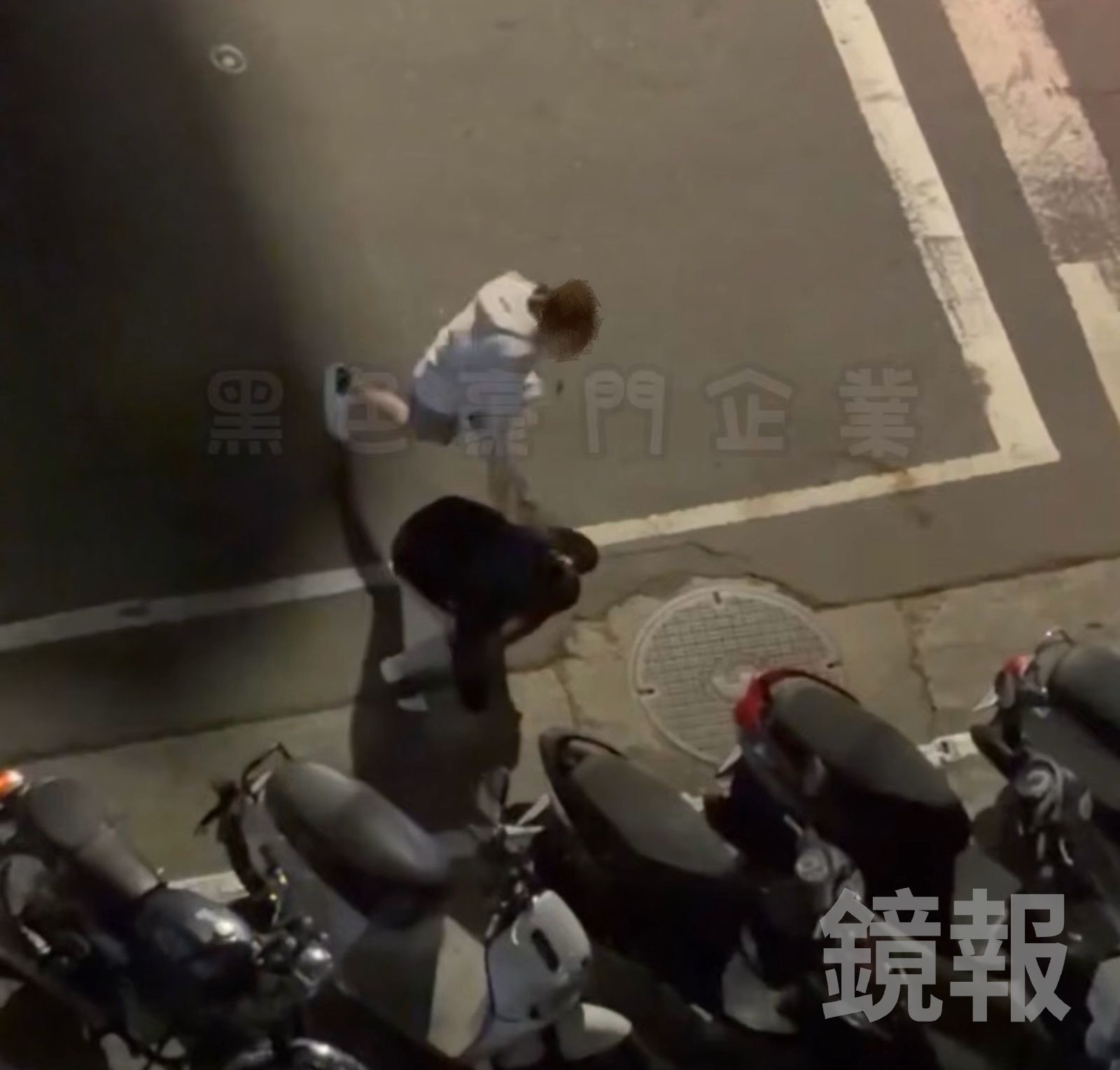 土城深夜衝突！女女情侶街頭互毆　安全帽猛砸對方還被無照酒駕