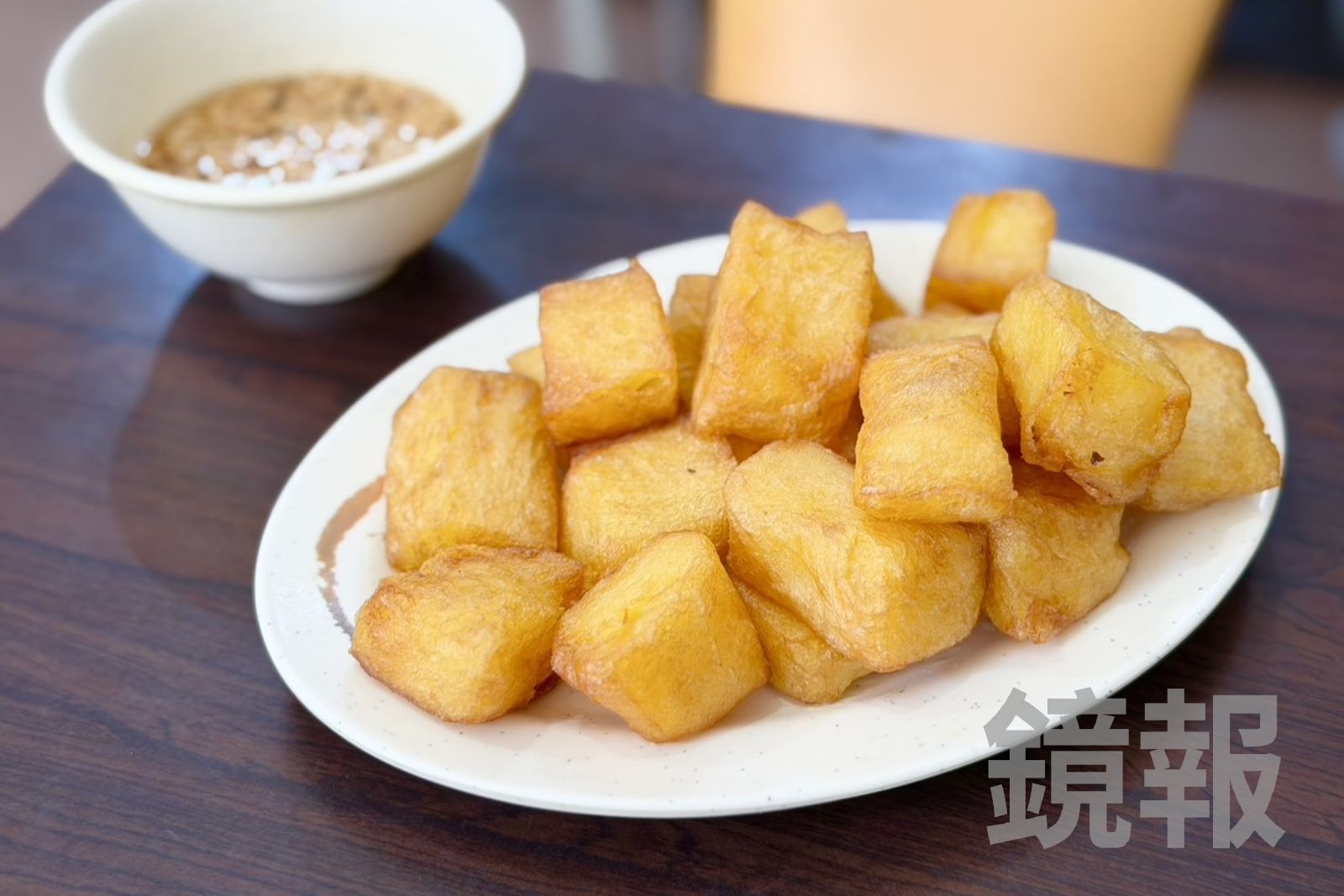 「炸豆粉」是把黃豌豆做成的豌豆涼粉,裹粉油炸而成。(80元/份)