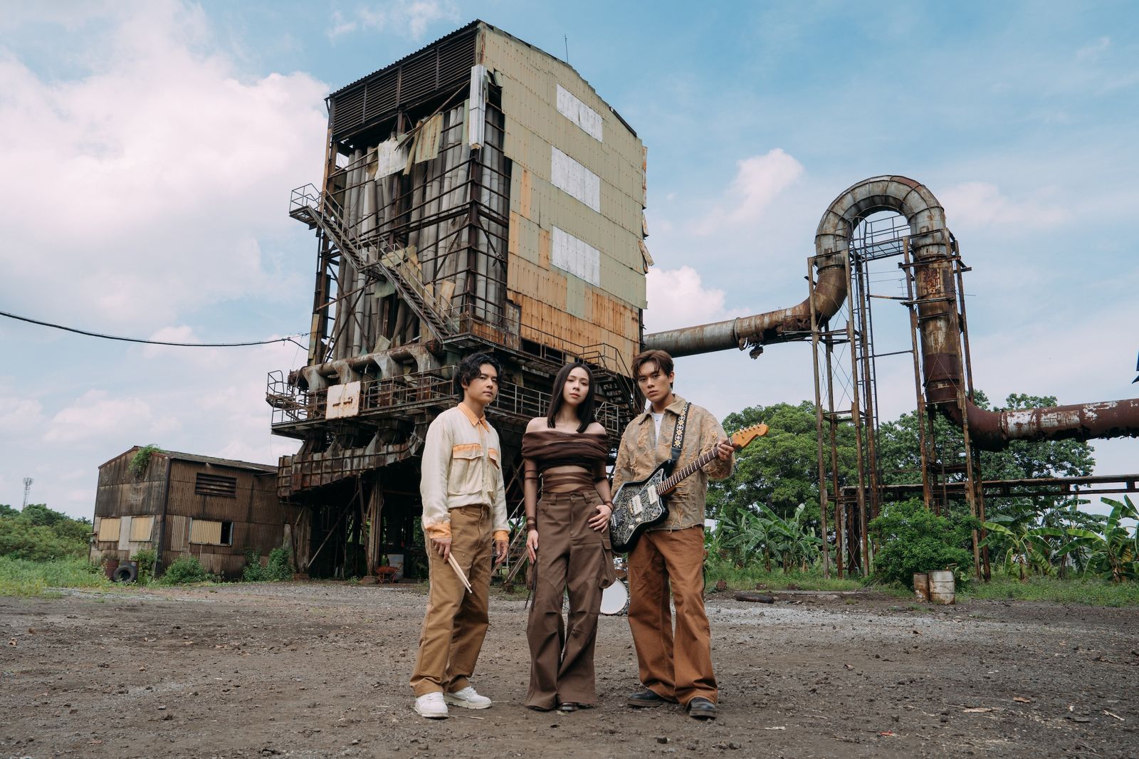 告五人遠赴泰國！雲安高空飆琴腿軟定格　犬青狂嗑蛇皮果被驅離現場