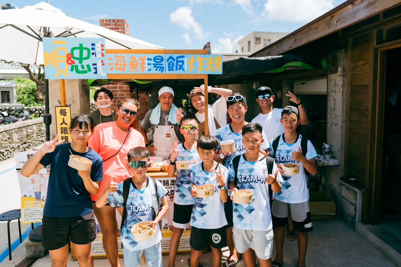 《歐吉桑騎士》施名帥(後排左起)、李銘順、李銘忠、奧運選手張浩,與風帆小選手們合照。公視提供