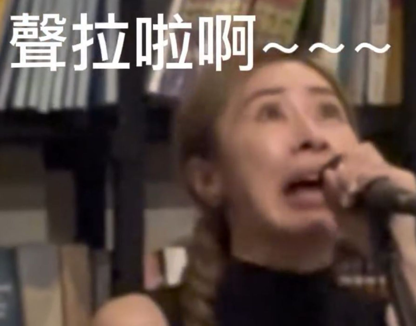 張棋惠開唱遇會飛的蟑螂亂入驚恐表情全被錄下。翻攝windienikki張棋惠