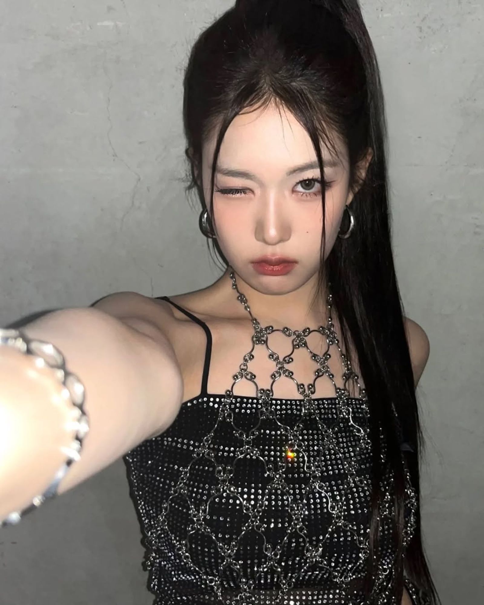 izna成員尹智允在中斷活動半年後,宣布正式離開團體。翻攝IG@izna_offcl