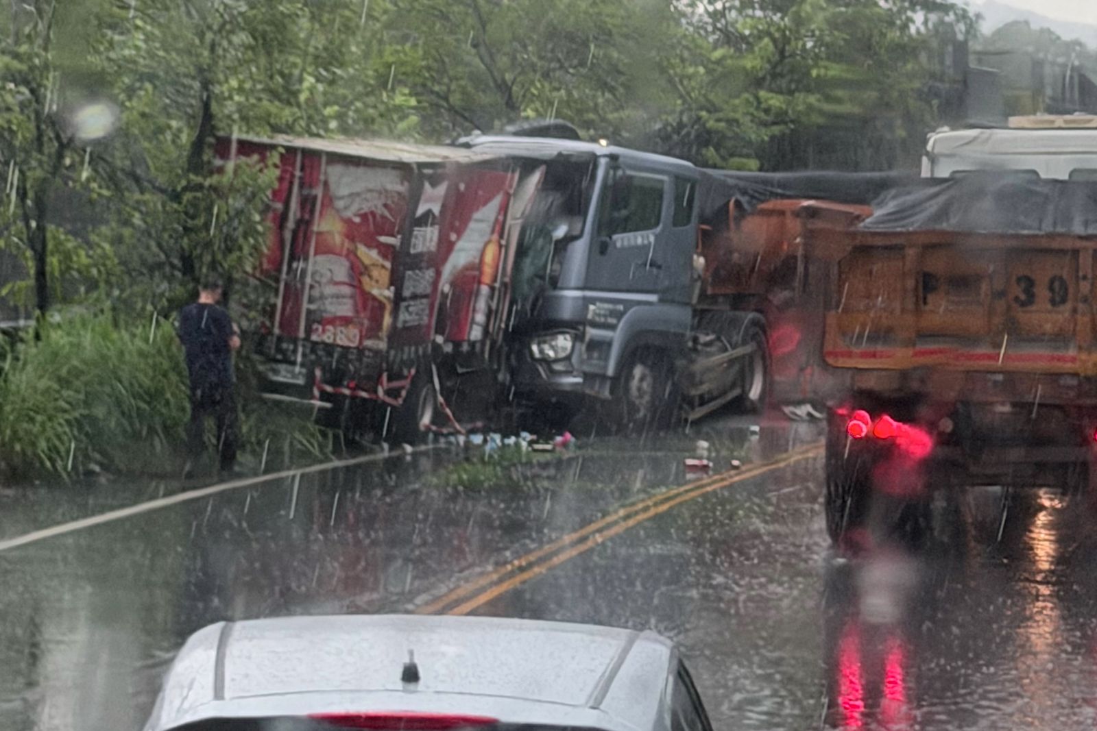 南投暴雨釀死亡車禍!小貨車過彎疑打滑衝對向 跨雙黃線對撞砂石車1死2輕重傷