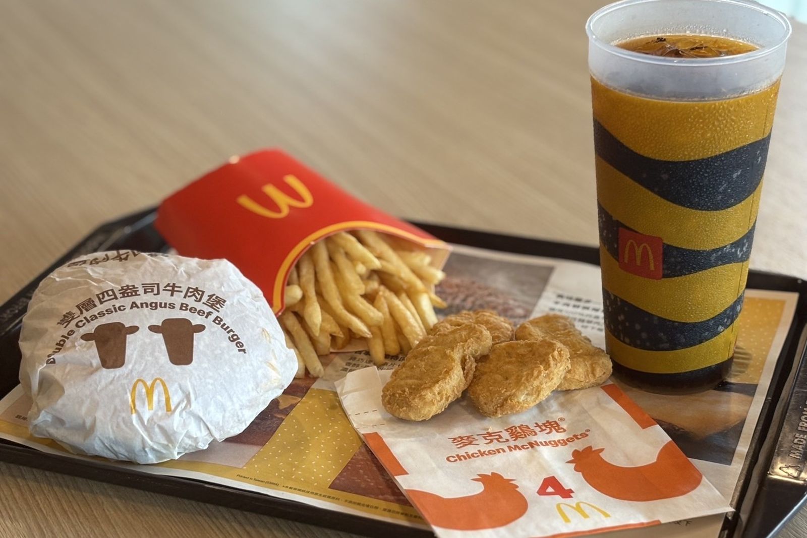 「雙層四盎司牛肉堡+大薯+4塊麥克鷄塊+飲品」特價229元。