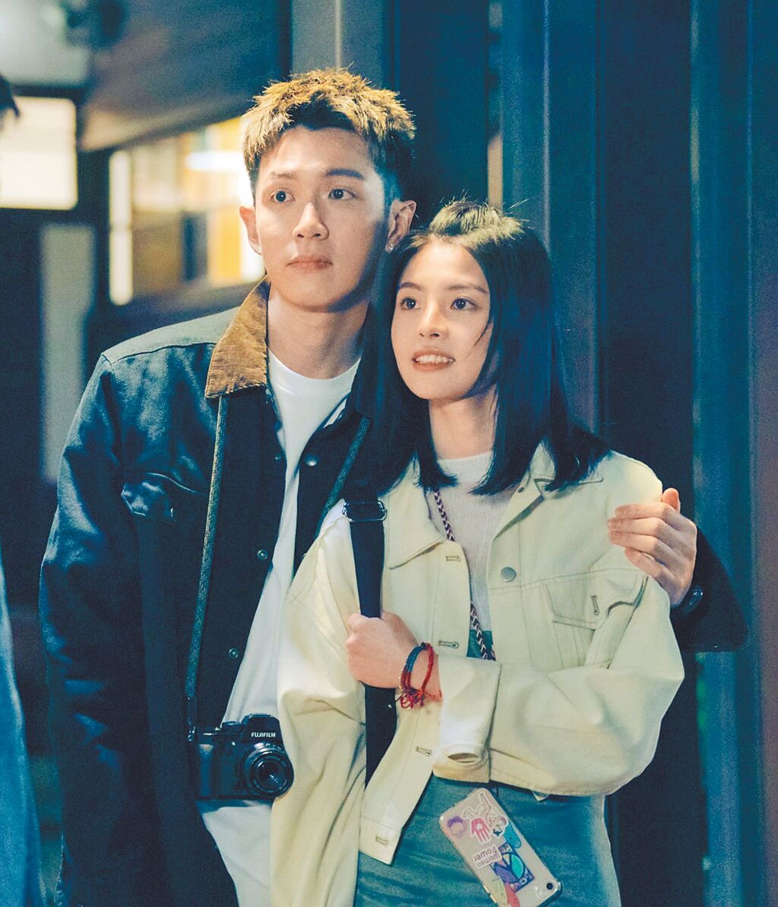 20251008詹子萱(右)拍《愛愛內含光》時還未做牙齒矯正。左為柯震東。Netflix提供