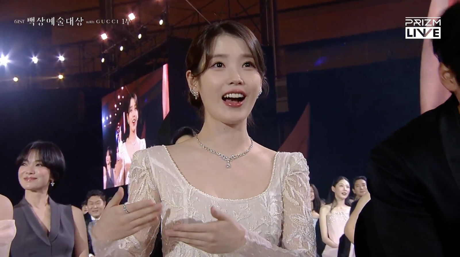 IU提醒得獎者繼續。翻攝prizm 