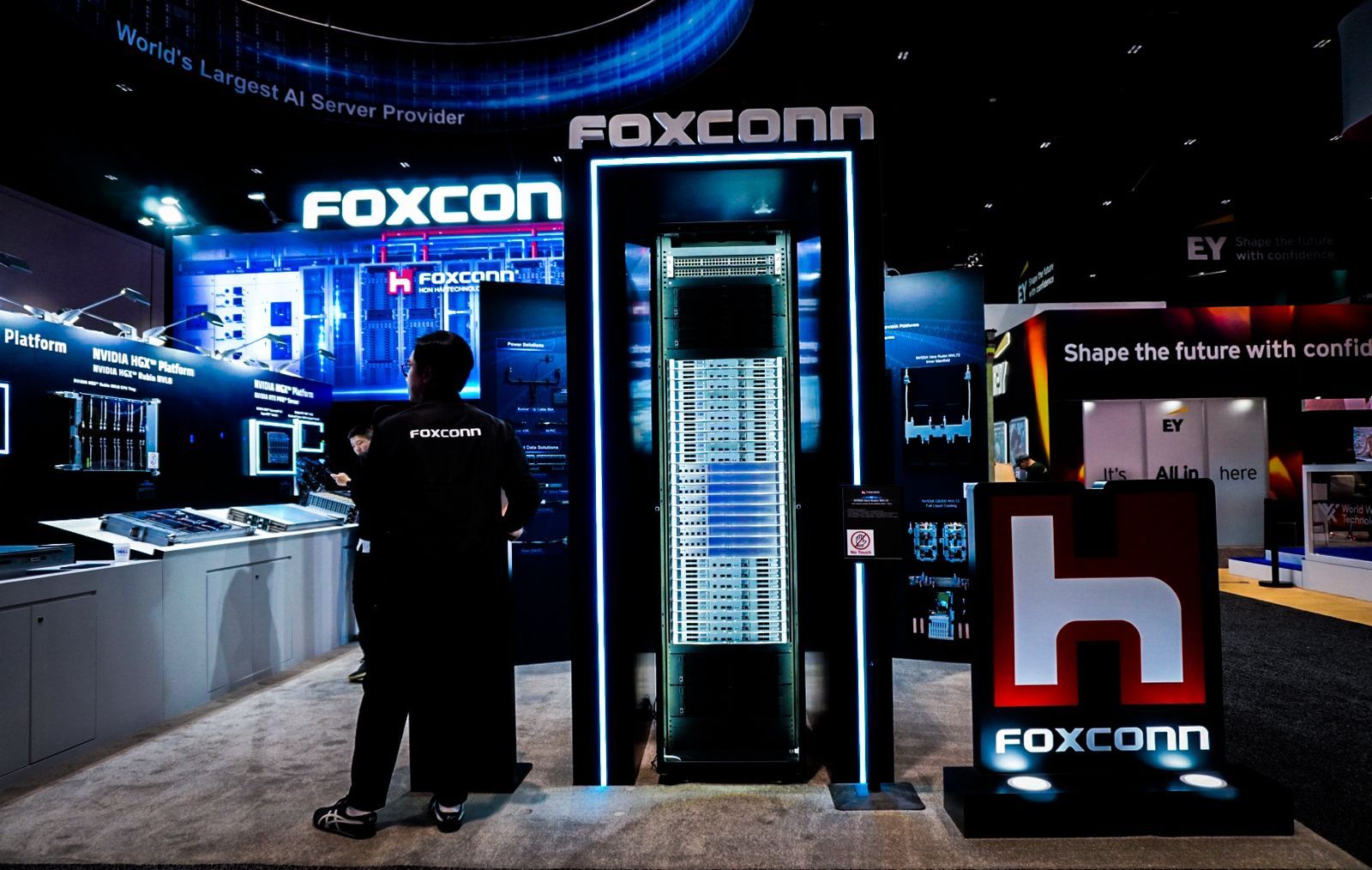 劉揚偉率鴻海百人軍團壓境GTC！首秀輝達VR機櫃　人形機器人、模組化資料中心全曝光