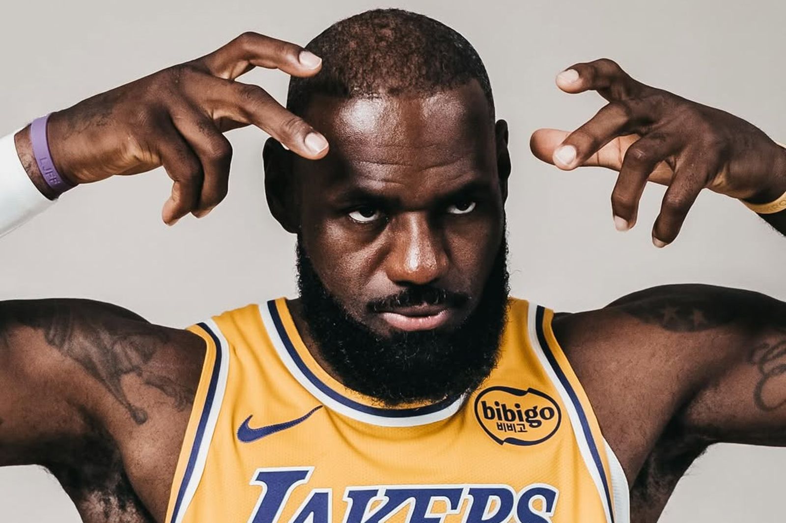 NBA/詹皇廣告操作惹議!湖人隊友霧煞煞 球迷大呼被騙