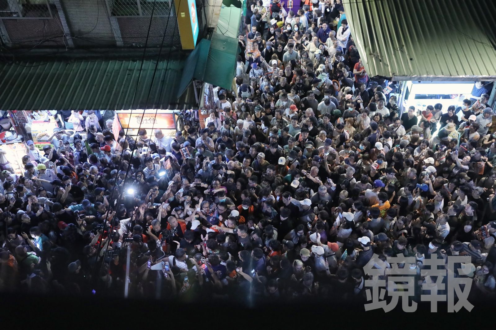 沈伯洋帶起「洋流」今晚席捲內湖737夜市,誇張人潮震撼在地攤商。攝影林煒凱