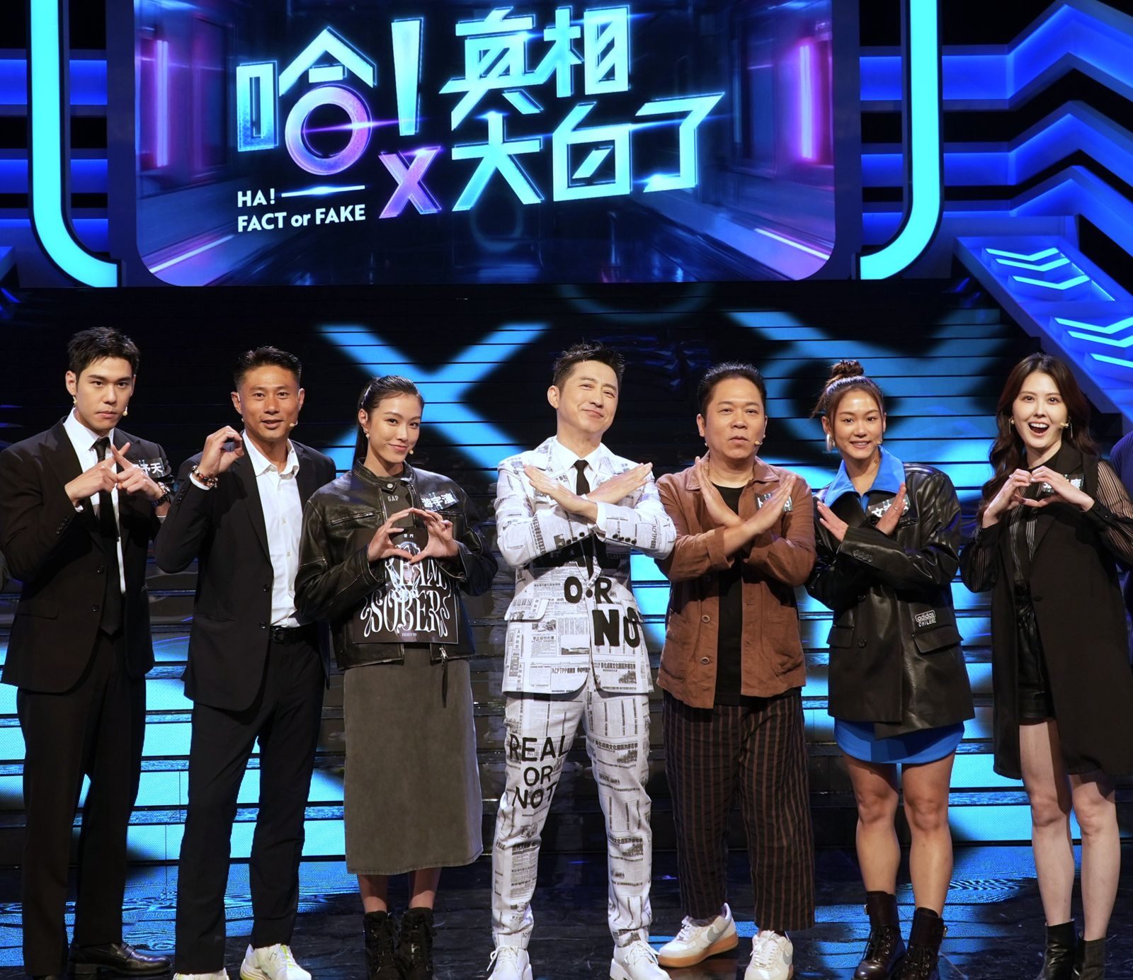 《哈!真相大白了》(左起)來賓哈林小隊周予天、彭小刀、游宇潼、主持人庾澄慶、來賓卜學亮、空手道國手文姿云、張晏塵合影。公視提供