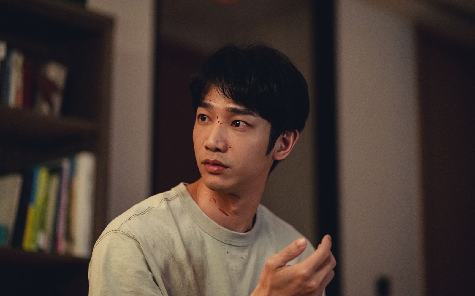 《山忌 黃衣小飛俠》中劉以豪片中反覆承受女友失常的痛苦打擊,崩潰演技全開。威視電影提供