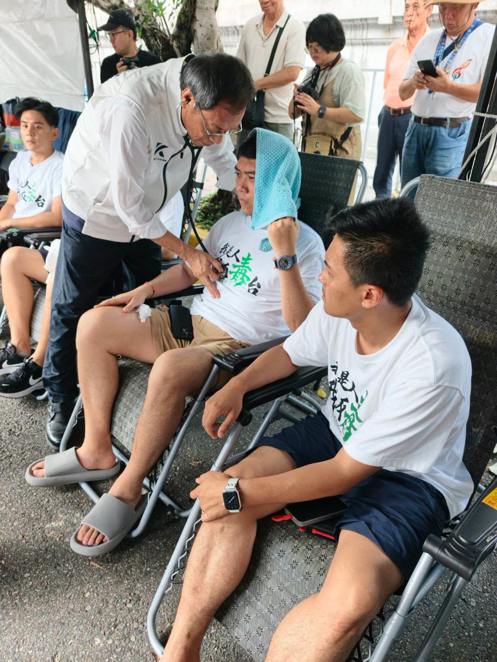 蘇清泉為現場的楊植斗、賴苡任、何元楷、張家馨檢查身體。圖/翻攝自FB/蘇清泉
