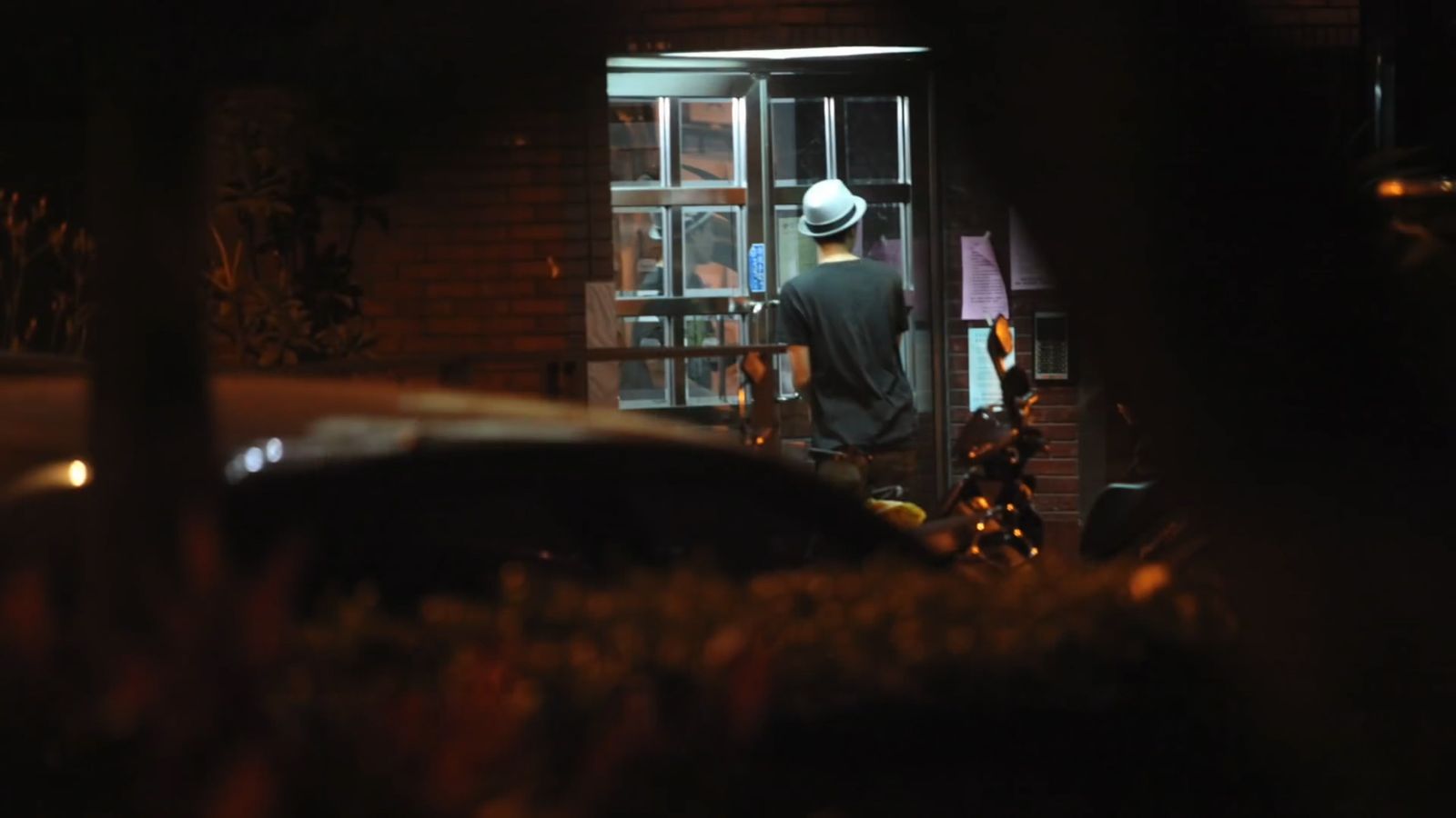 頭戴巴拿馬帽的周湯豪進入蕭亞軒家。