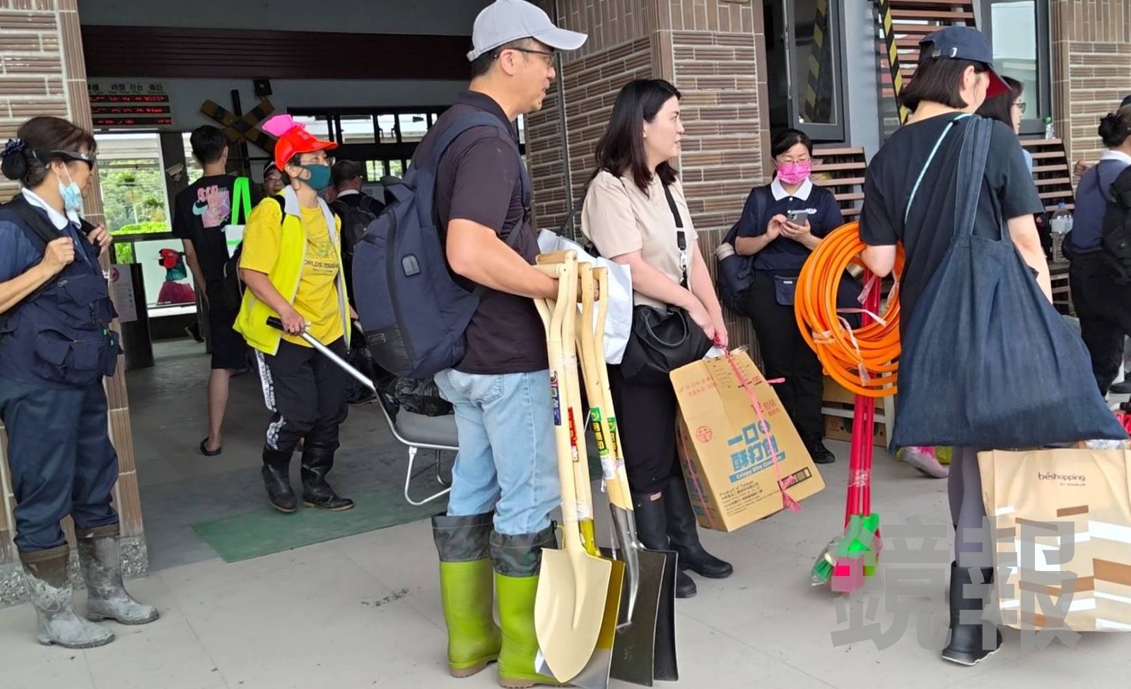 光復車站今出現許多同樣打扮的旅客，標準配備是後背包、雨鞋跟鏟子。王吟芳攝 