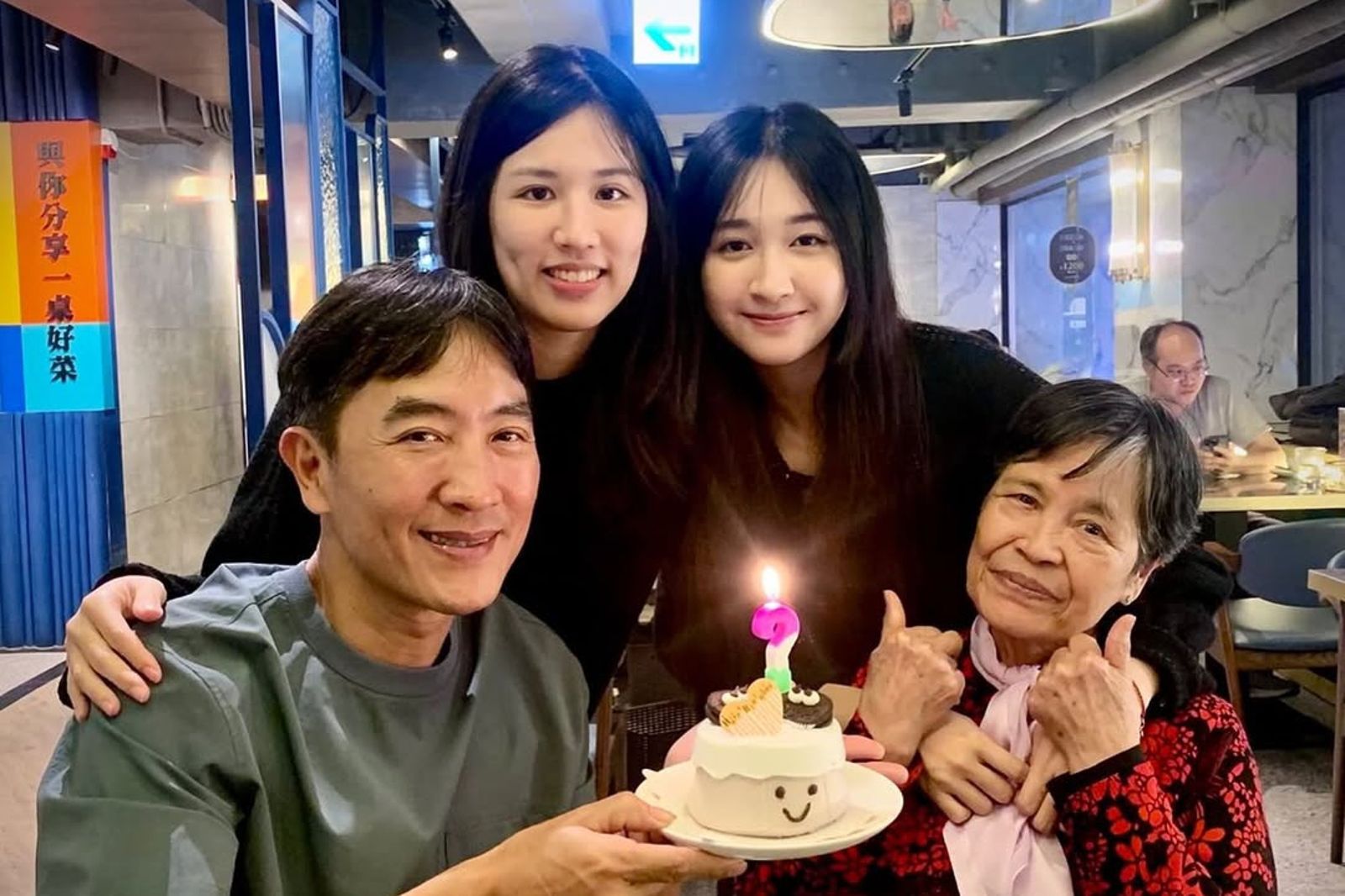 于冠華(左)與母親(右)以及2個女兒之前開聚餐慶生。翻攝于齊薇IG