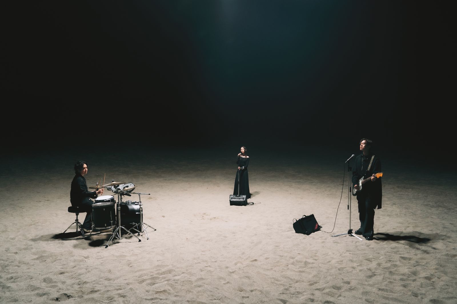 告五人在沙丘拍攝新歌〈黑夜狂奔〉MV。相信音樂提供