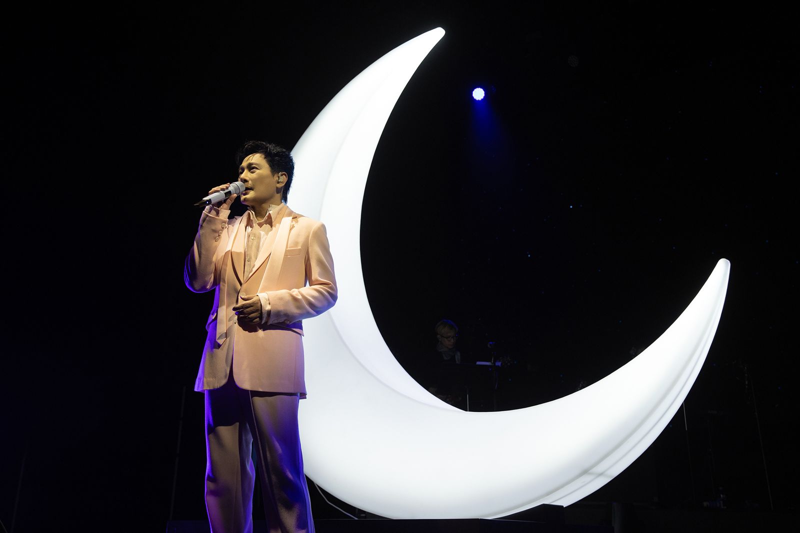 張信哲5年前原訂要在倫敦亞柏廳開唱，卻遭疫情攪局，終於這次圓滿達成。潮水音樂提供