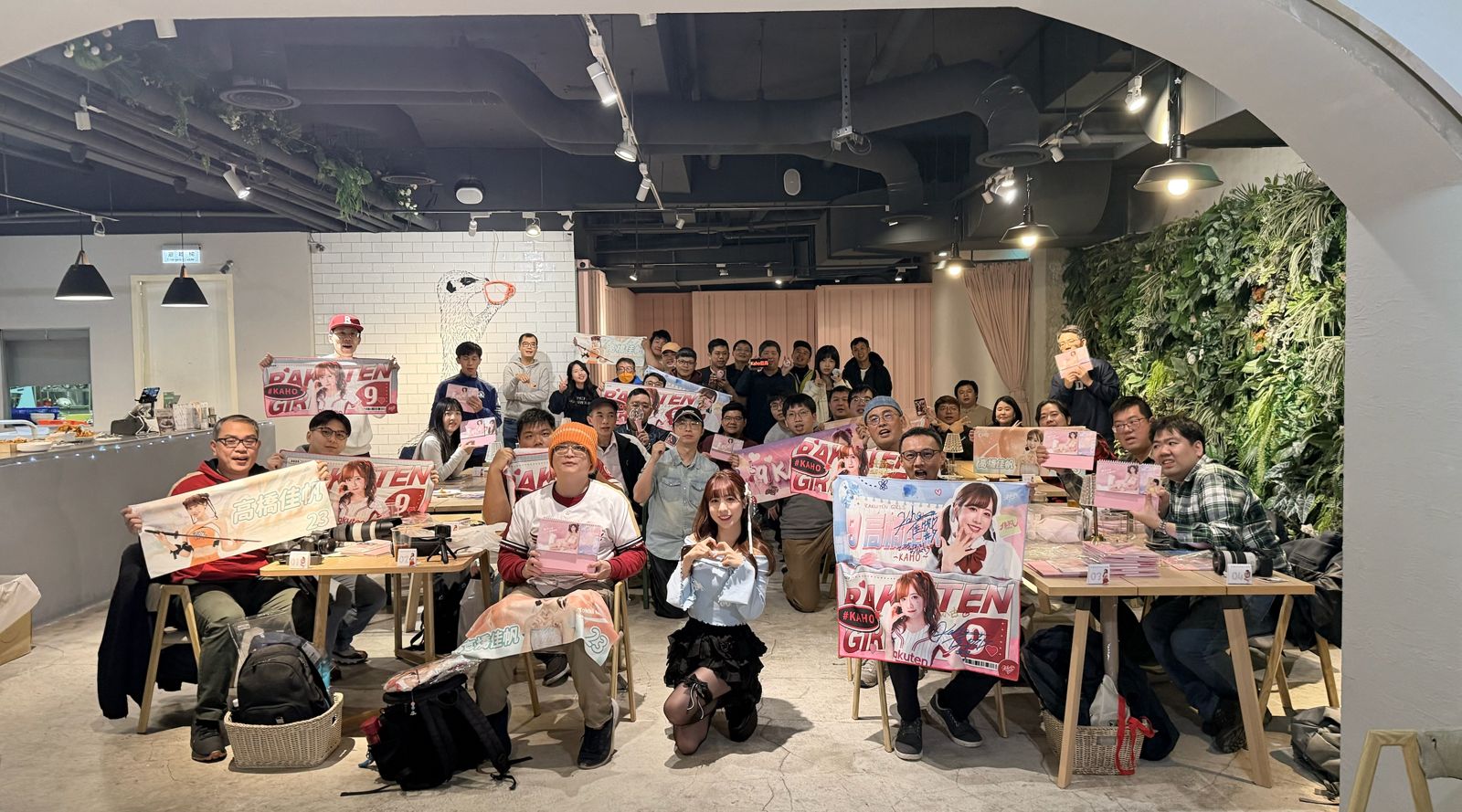 高橋佳帆和粉絲大合照。莉奈文創&莉奈享務所