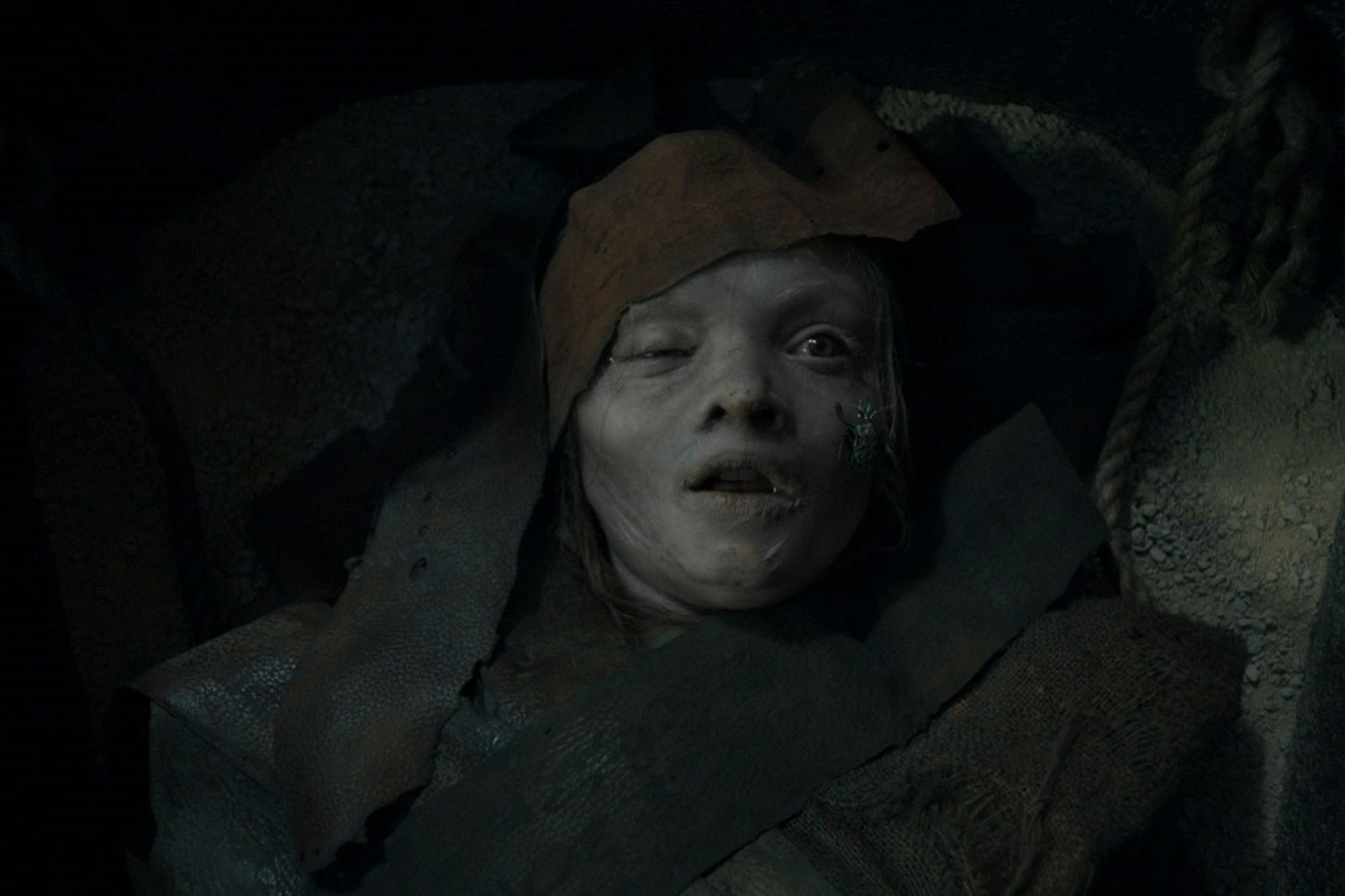 失蹤8年女兒出現竟成活木乃伊！驚見詭異咒文爬滿身　指甲扭曲不成人樣