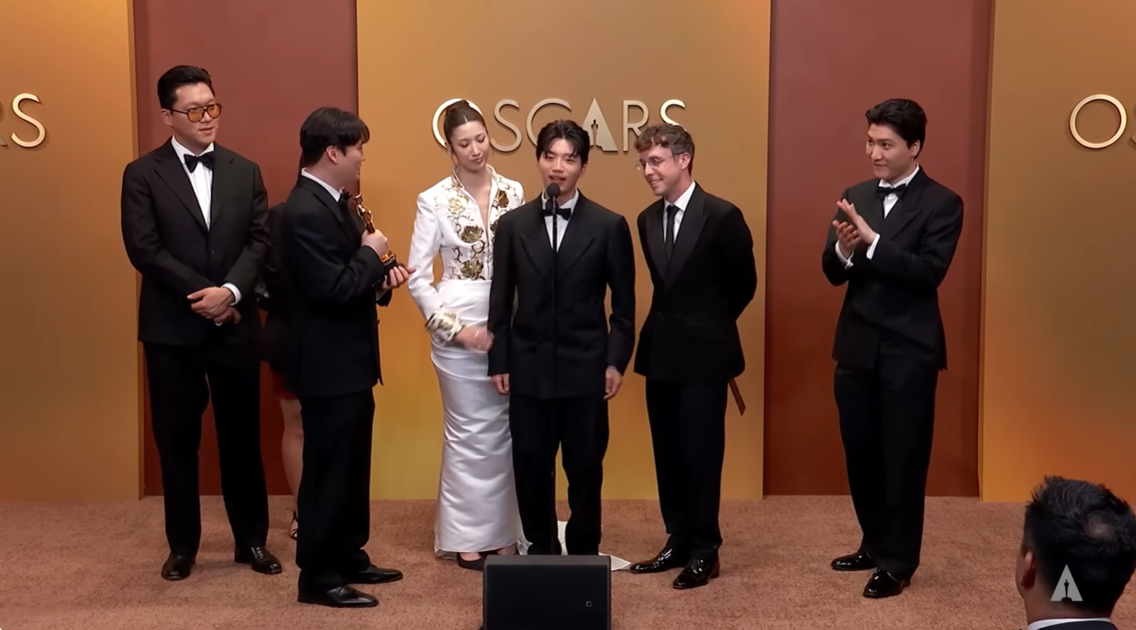 李裕漢（中）在後台感言區，終於有機會分享領獎心聲。翻攝YT@Oscars