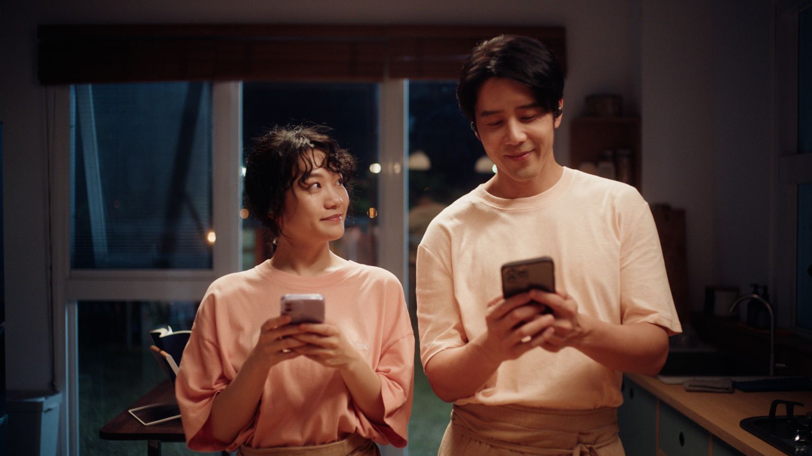 《就算一個人也可以好好的吃飯2》胡宇威（右）和李玲葦（左）將展開一段「食療系戀愛」。公視+提供