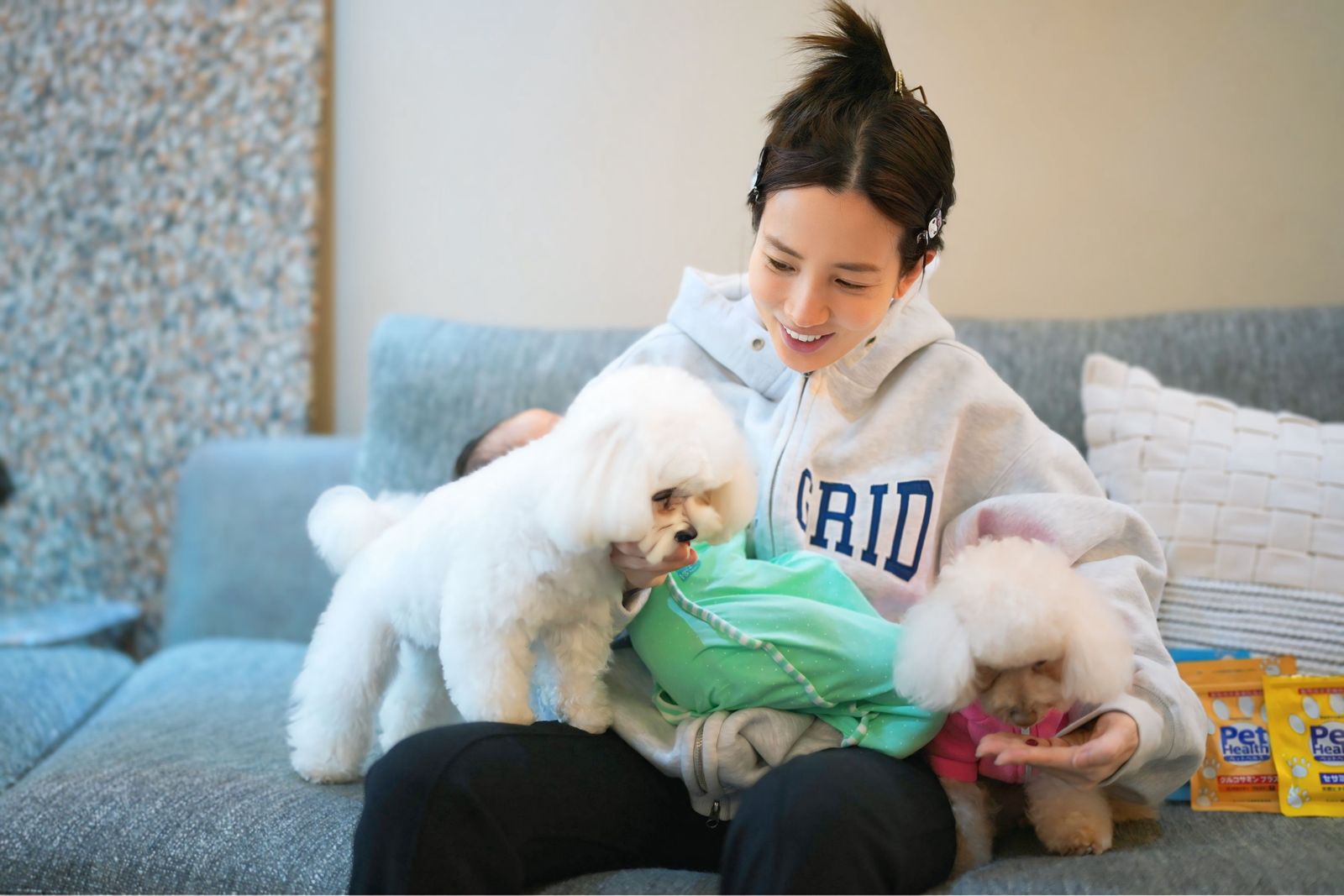 愛雅悉心照顧毛孩。三得利提供