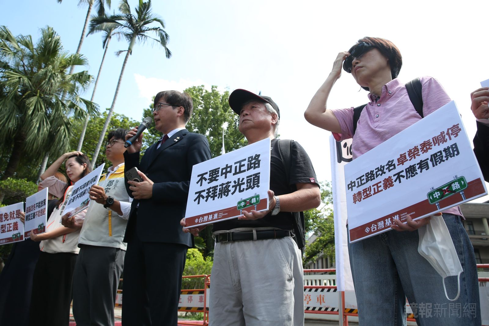 台灣基進黨今帶領本土小黨赴行政院前舉行記者會要求落實轉型正義。（圖／董孟航攝）