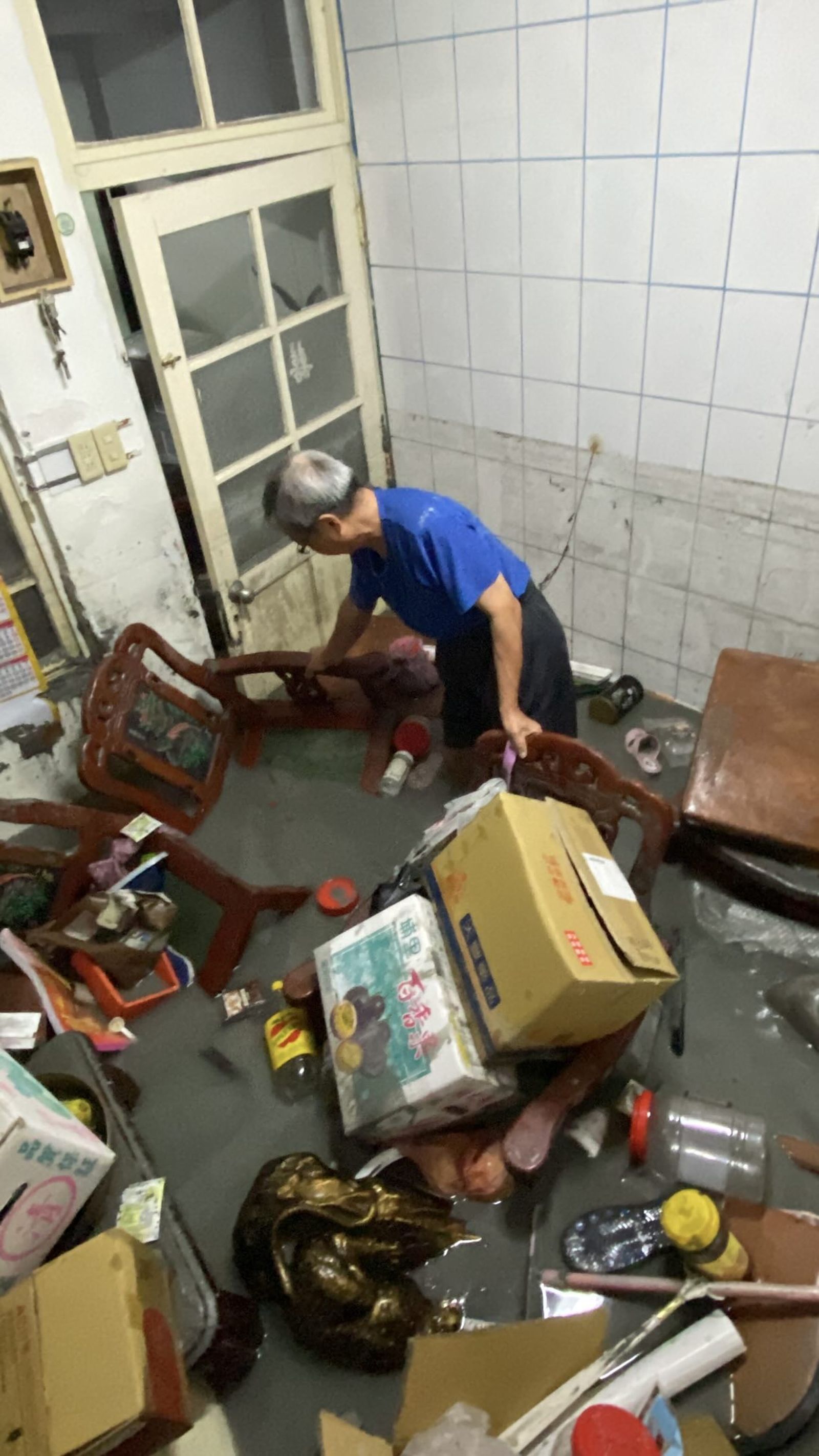 花蓮馬太鞍溪堰塞湖潰堤，泥水沖進民宅。圖／翻攝Threads@wind_operator