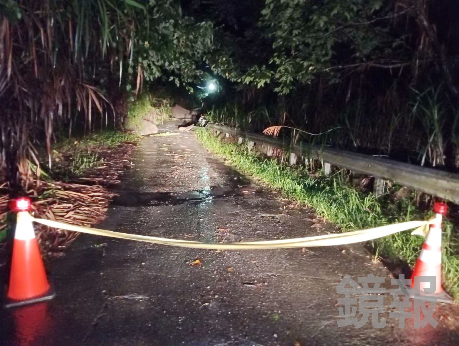 受到豪雨影響，大顆巨石掉落在雪山坑產業道路上，車輛無法通行。民眾提供