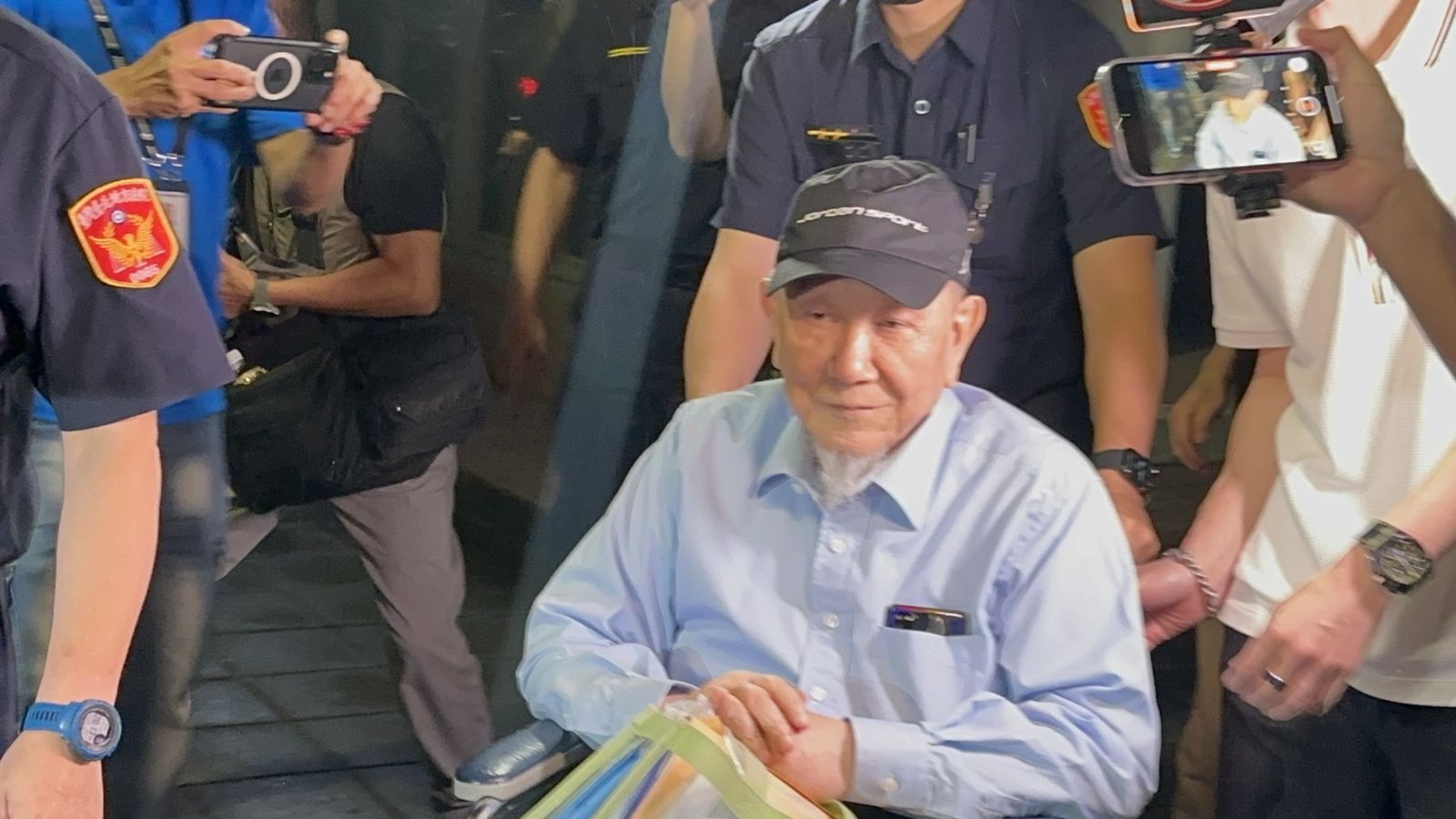 久違的自由空氣！沈慶京電子腳鐶已裝妥　氣色白裡透紅揚長而去