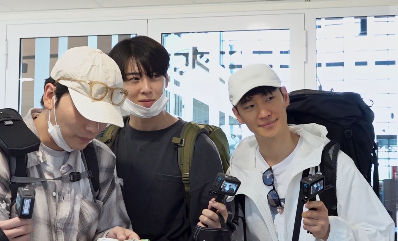 《芬蘭租屋生活》剛下飛機的李東輝、車銀優、李帝勳。中天提供