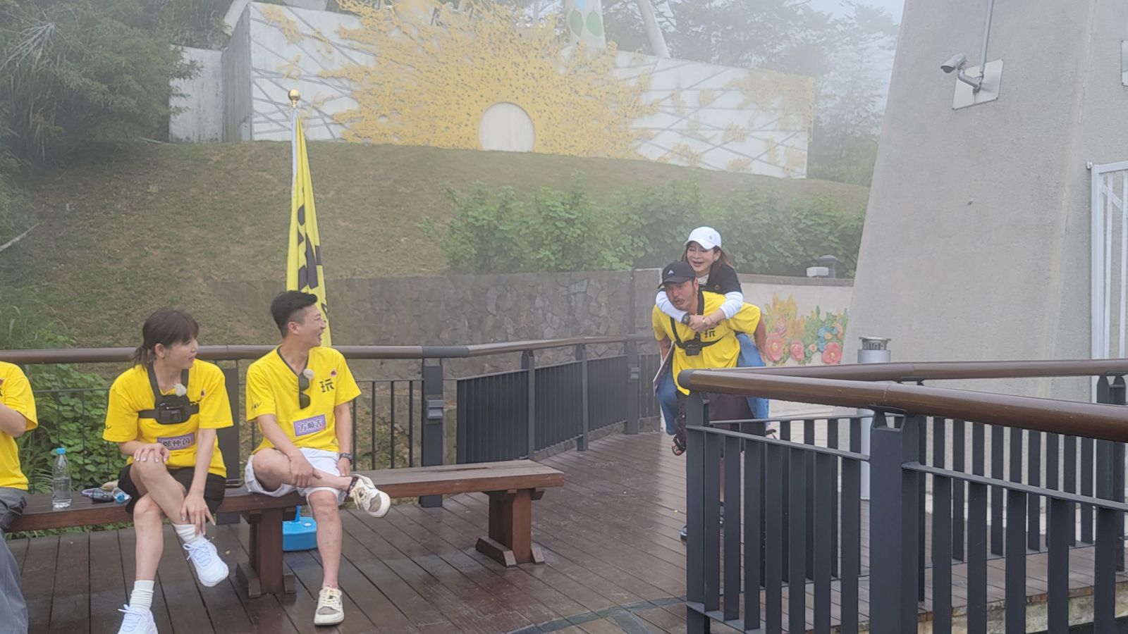 王彩樺動彈不得KID英勇揹回終點。綜藝玩很大提供