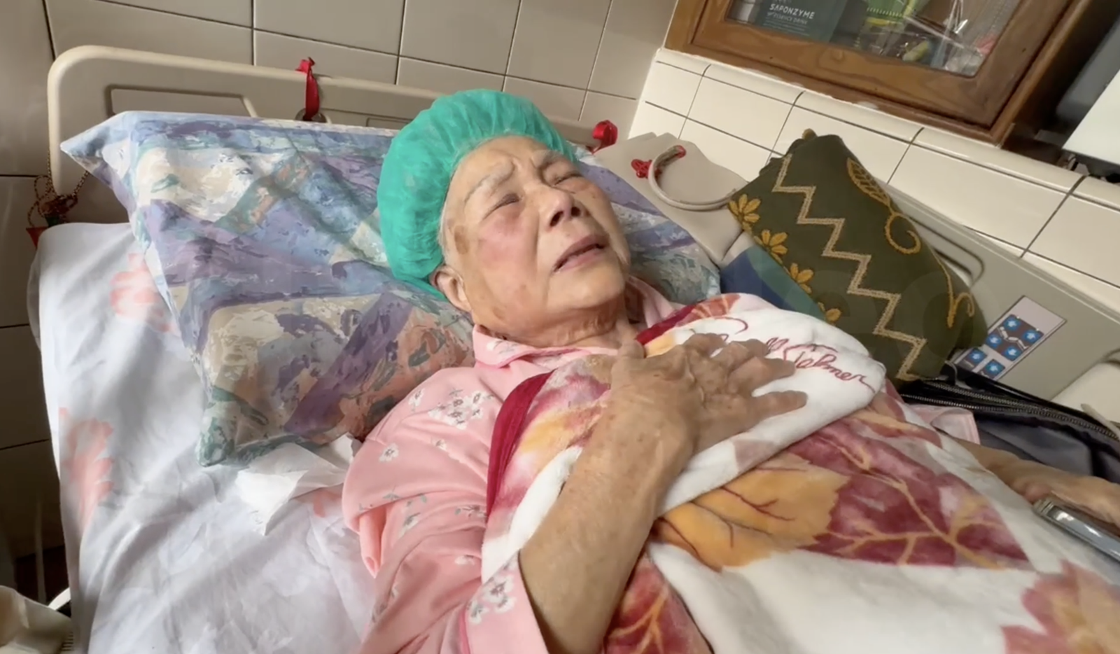 柯文哲宣判/柯媽拜拜跌倒摔斷腿 病榻痛哭落淚堅信兒子清白