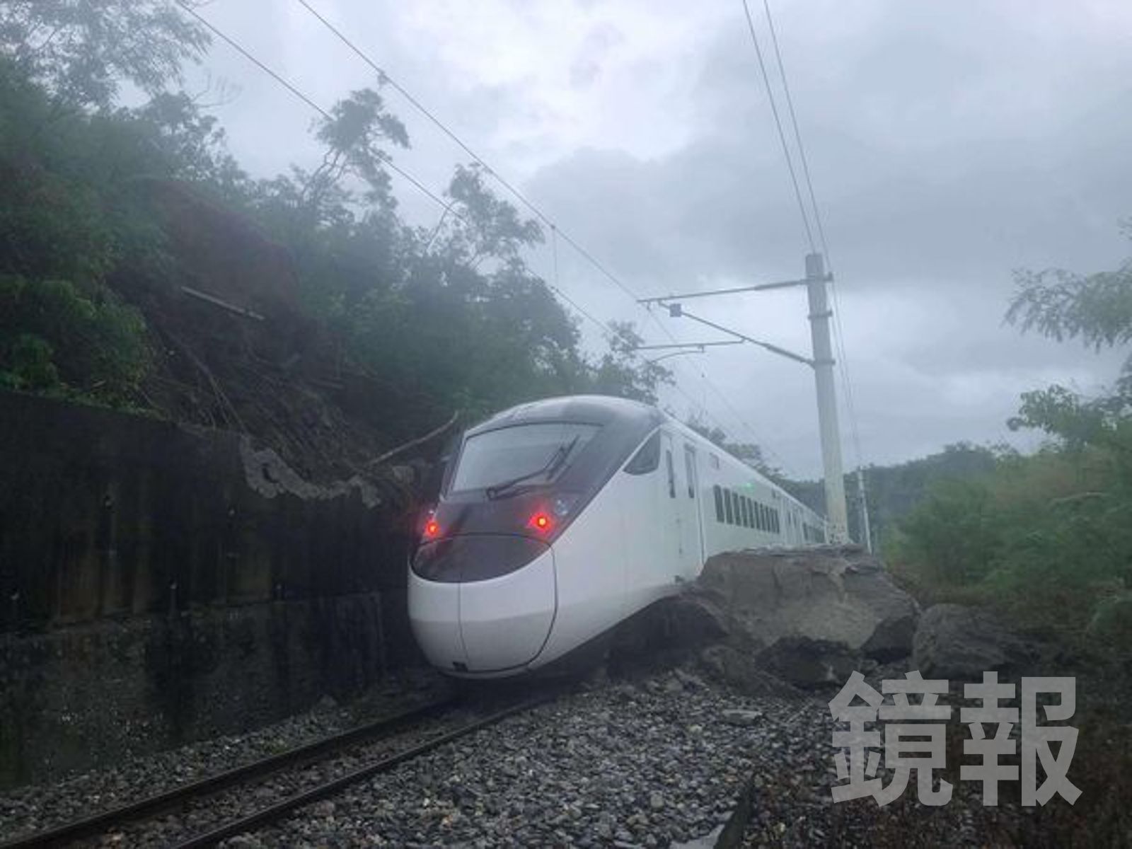 台鐵新自強號遭落石撞擊　兩軸出軌山里–鹿野鐵路中斷