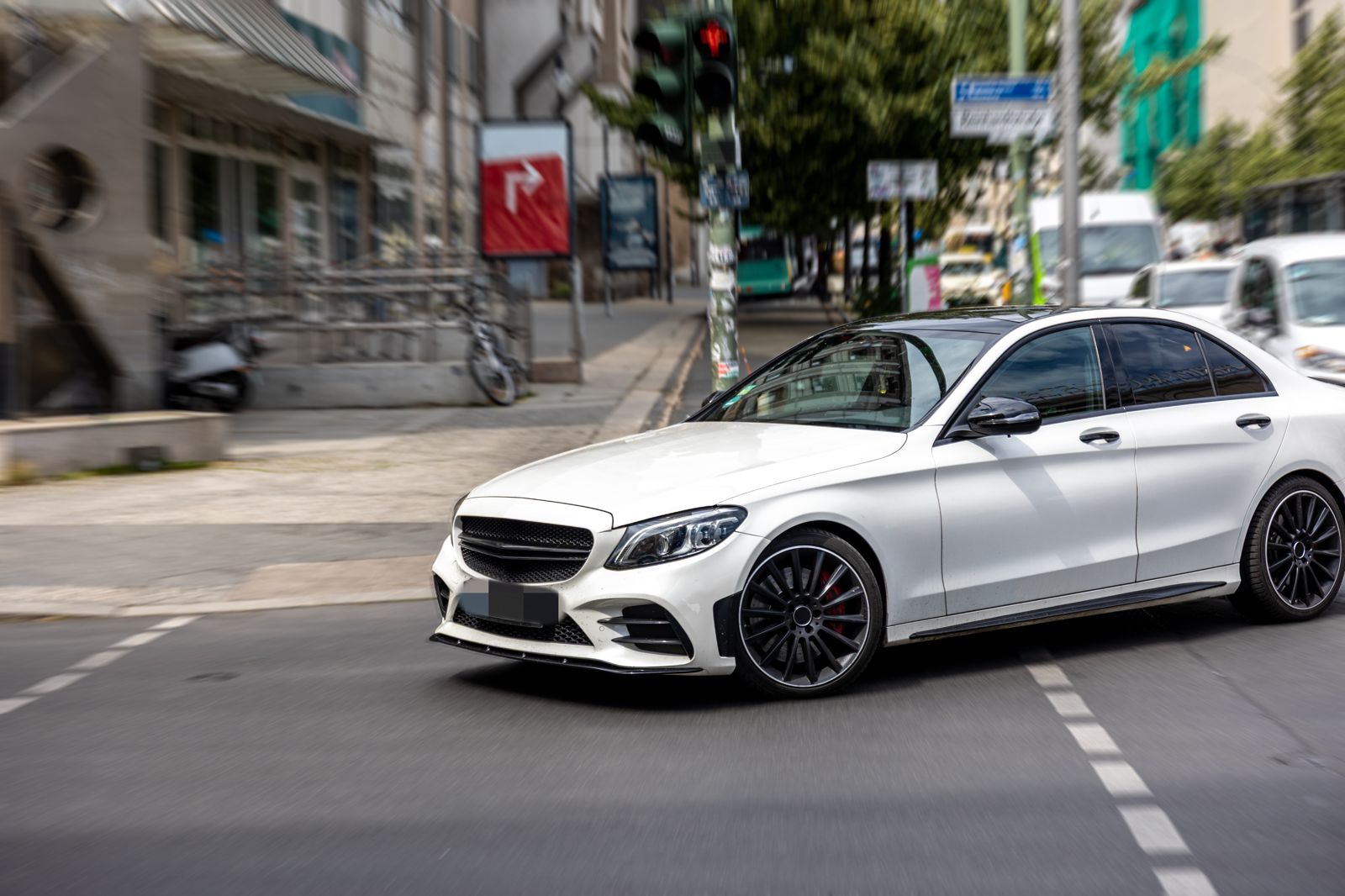 台南知名網紅兒子爆酒駕！借正妹同事跑車「夜店嗨完逆向」　害扣牌2年竟反嗆：去告我
