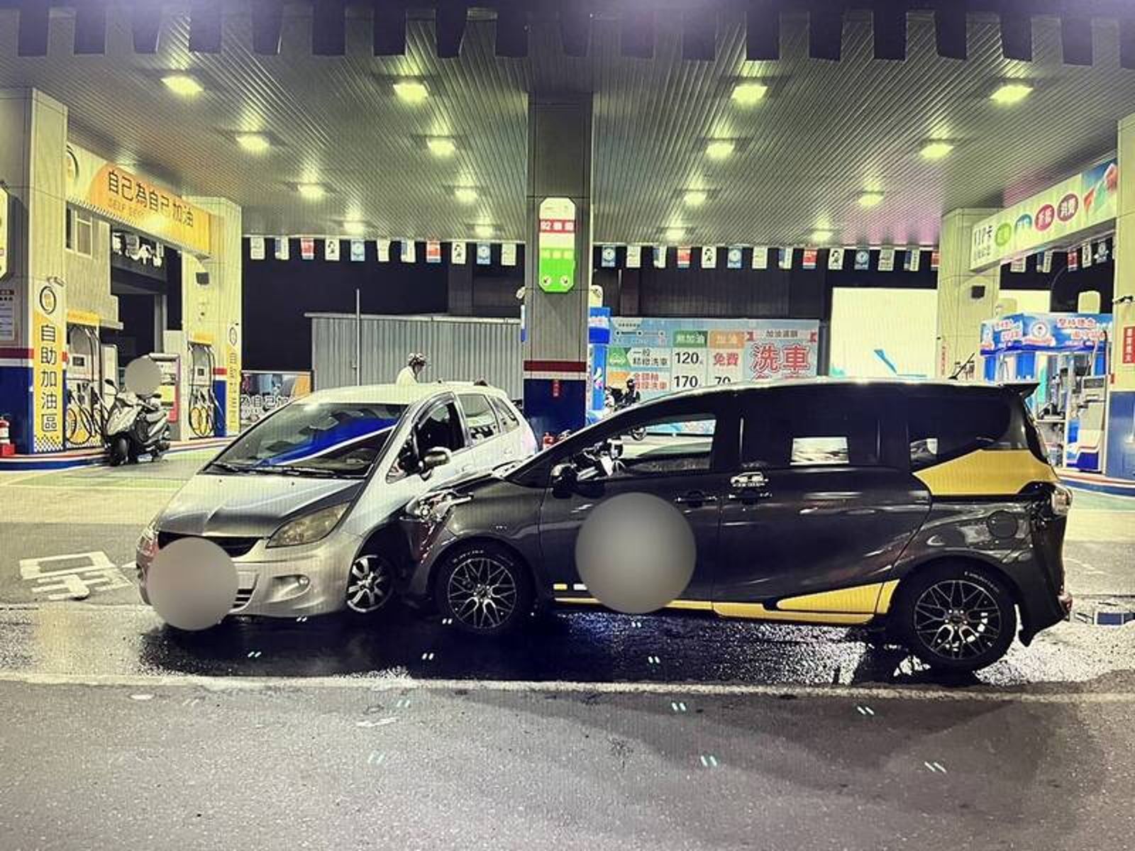 又見暴衝？68歲老先生洗車插隊挨罵　竟倒車猛撞後車