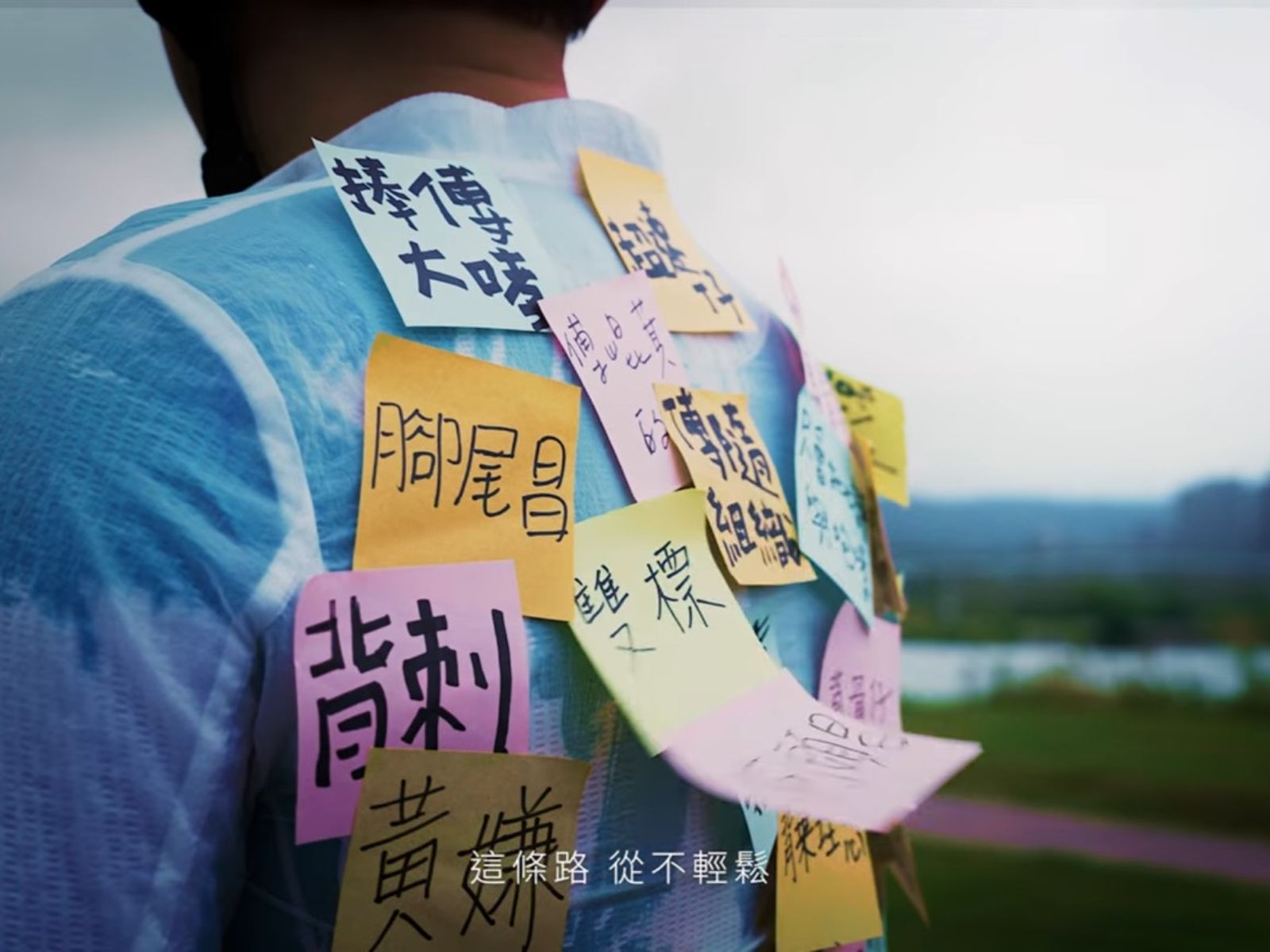 黃國昌競選廣告貼標籤自嘲！ 四叉貓諷：美國爸爸、建商女婿怎沒貼？