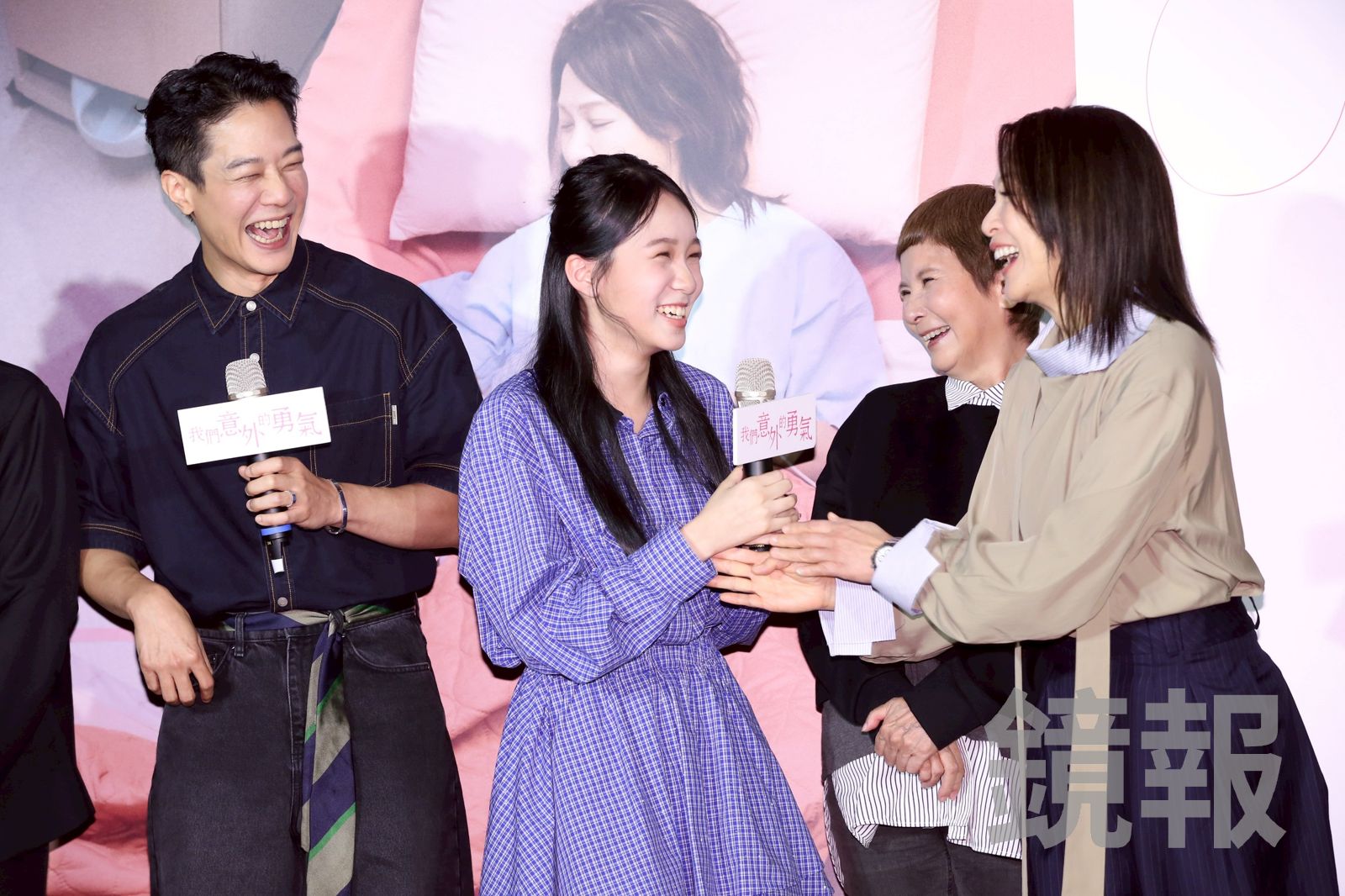 劉若英(右1)急摸林品彤(中)求金馬好運。李鍾泉攝