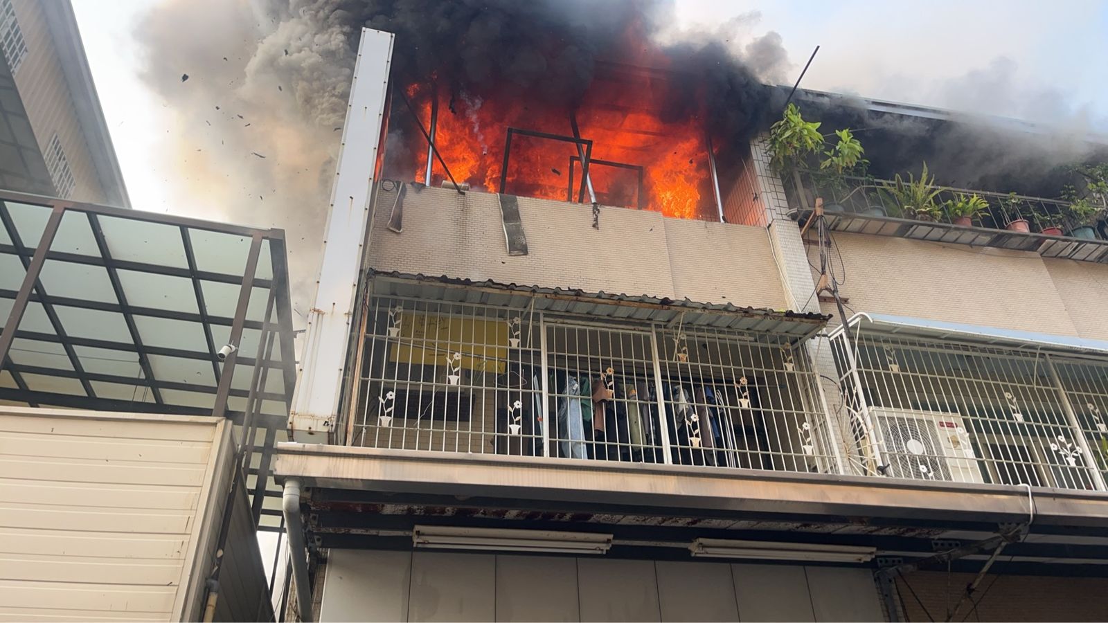 快訊／台南永康中山東路民宅火警　頂樓鐵皮加蓋竄火舌