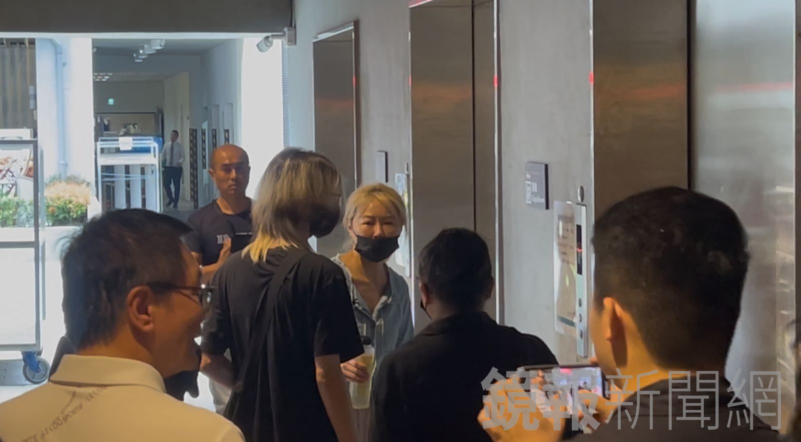 相驗結束家屬離開。呂健豪攝