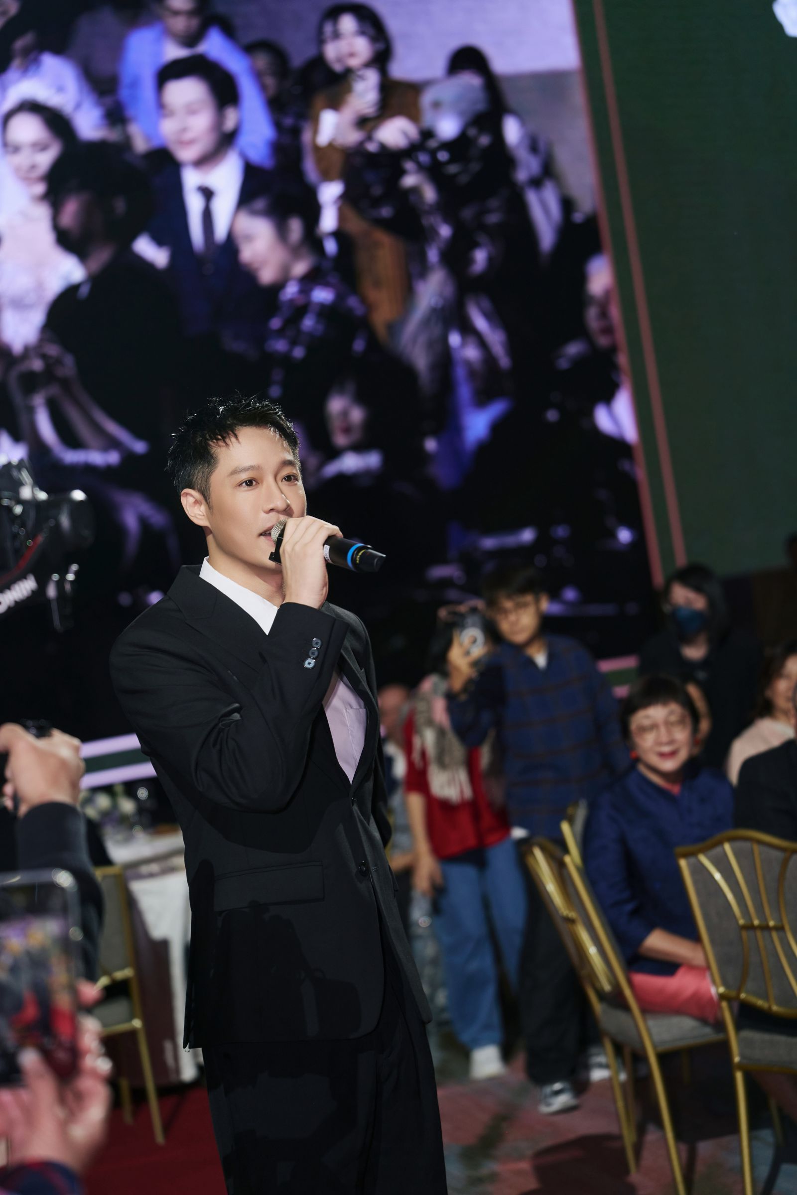 周湯豪驚喜現身婚禮為新人獻唱。環球音樂提供