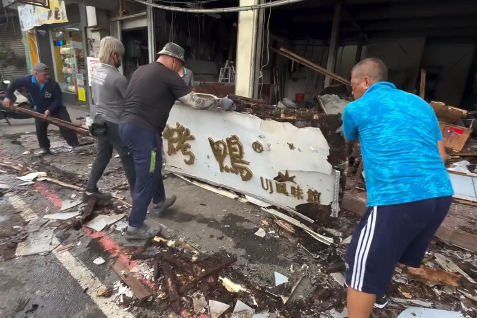 驚悚瞬間!台中知名烤鴨店「巨型招牌突墜落」砸人 45歲工人失去生命跡象搶救中