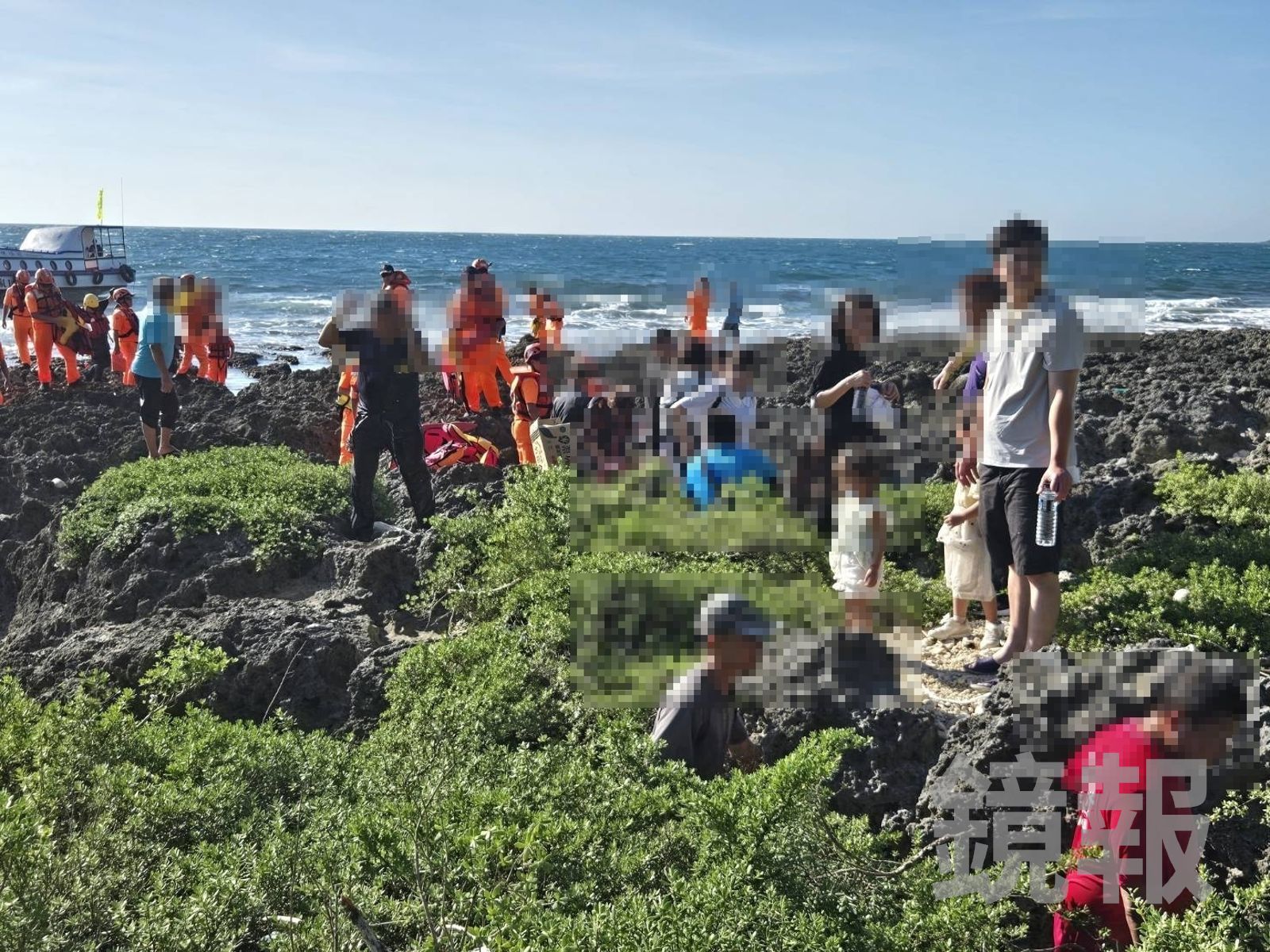 海巡趕赴現場救援,於下午3時許將全部遊客安全帶回岸邊。圖/讀者提供