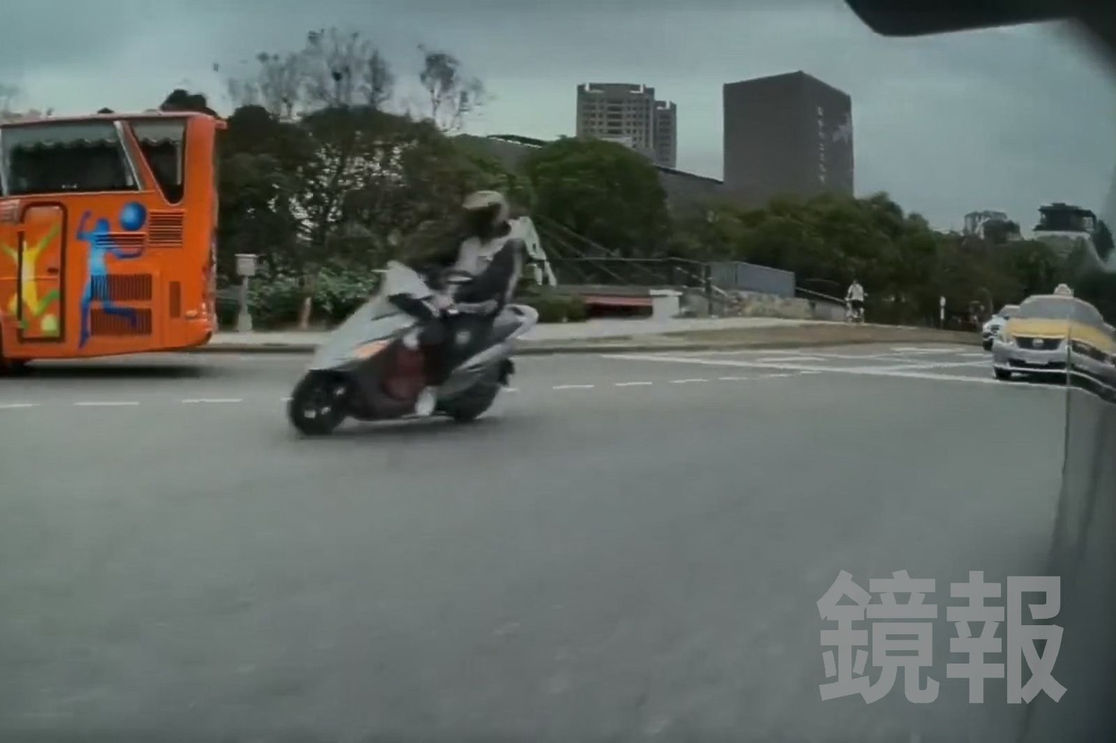 民眾行車紀錄器錄下陳男過彎壓車情況。民眾提供